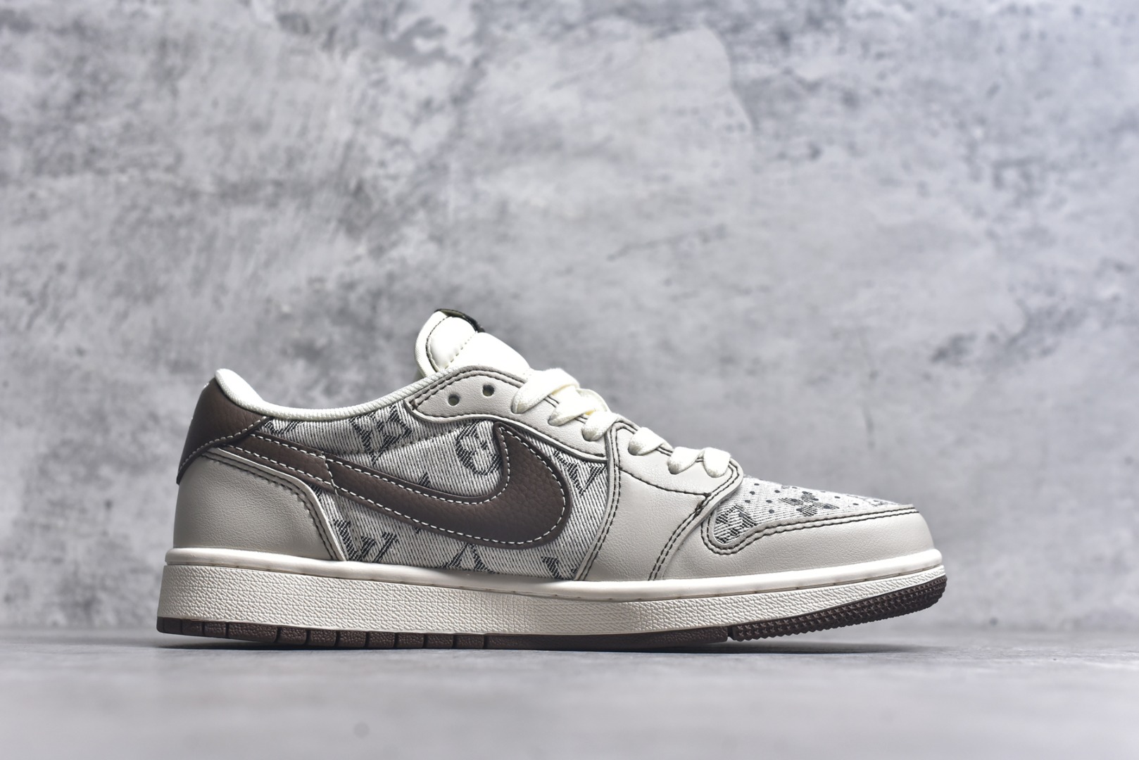 图片[3]-#Travis Scott x Fragment Design x Air Jordan 1 Low OG SP AJ1 乔1 LV联名 米棕布尾 低帮文化休闲板鞋 XS7089-605 #多方联名合作融合了Travis Scott 独特的音乐风格，藤原浩个性的设计风格以及Jordan品牌的经典元素 使其成为一双具有独特身份和价值的鞋子 清新而立体的外观加上联名标识更突出了其独特身份 这种配色方案显示出活力和时尚感 在视觉上引人注目 鞋身的质感和细腻的细节处理使其显得高端而格调十足 这款“倒钩”联名是设计与创意完美结合 融合多方的个性风格是一款备受瞩目的潮流鞋款 尺码：36 36.5 37.5 38 38.5 39 40 40.5 41 42 42.5 43 44 44.5 45 9.E5-选品中心
