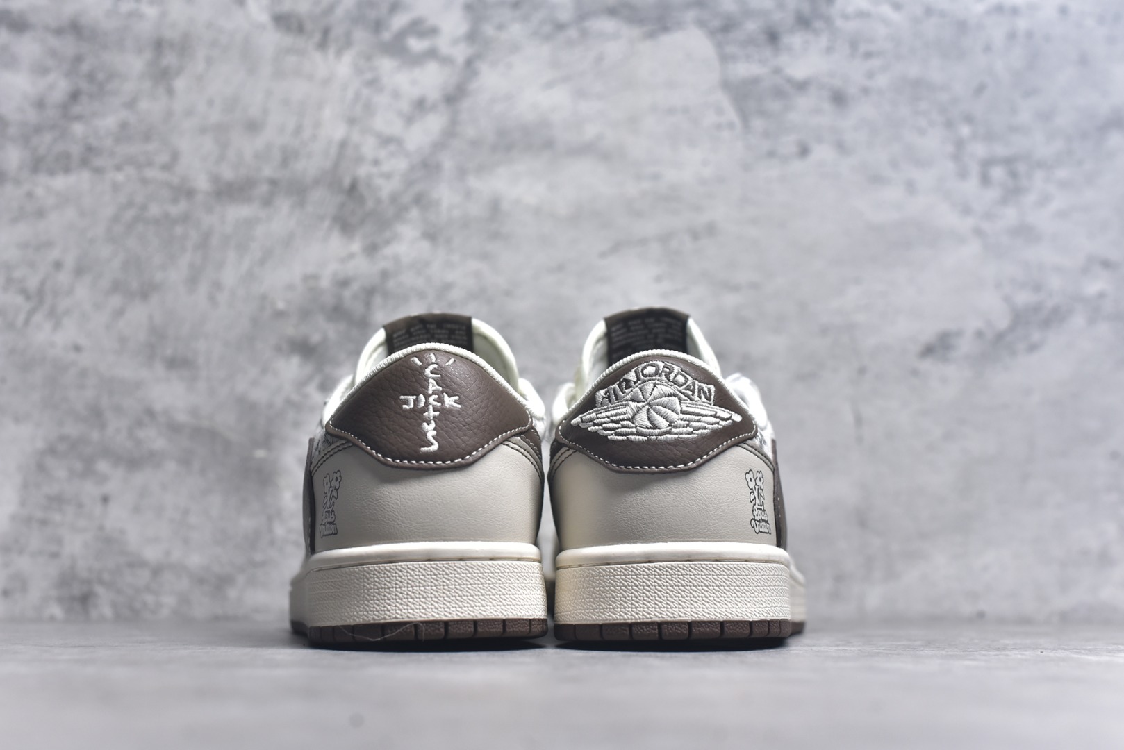 图片[5]-#Travis Scott x Fragment Design x Air Jordan 1 Low OG SP AJ1 乔1 LV联名 米棕布尾 低帮文化休闲板鞋 XS7089-605 #多方联名合作融合了Travis Scott 独特的音乐风格，藤原浩个性的设计风格以及Jordan品牌的经典元素 使其成为一双具有独特身份和价值的鞋子 清新而立体的外观加上联名标识更突出了其独特身份 这种配色方案显示出活力和时尚感 在视觉上引人注目 鞋身的质感和细腻的细节处理使其显得高端而格调十足 这款“倒钩”联名是设计与创意完美结合 融合多方的个性风格是一款备受瞩目的潮流鞋款 尺码：36 36.5 37.5 38 38.5 39 40 40.5 41 42 42.5 43 44 44.5 45 9.E5-选品中心