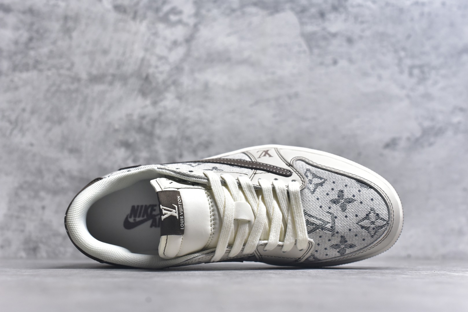 图片[4]-#Travis Scott x Fragment Design x Air Jordan 1 Low OG SP AJ1 乔1 LV联名 米棕布尾 低帮文化休闲板鞋 XS7089-605 #多方联名合作融合了Travis Scott 独特的音乐风格，藤原浩个性的设计风格以及Jordan品牌的经典元素 使其成为一双具有独特身份和价值的鞋子 清新而立体的外观加上联名标识更突出了其独特身份 这种配色方案显示出活力和时尚感 在视觉上引人注目 鞋身的质感和细腻的细节处理使其显得高端而格调十足 这款“倒钩”联名是设计与创意完美结合 融合多方的个性风格是一款备受瞩目的潮流鞋款 尺码：36 36.5 37.5 38 38.5 39 40 40.5 41 42 42.5 43 44 44.5 45 9.E5-选品中心