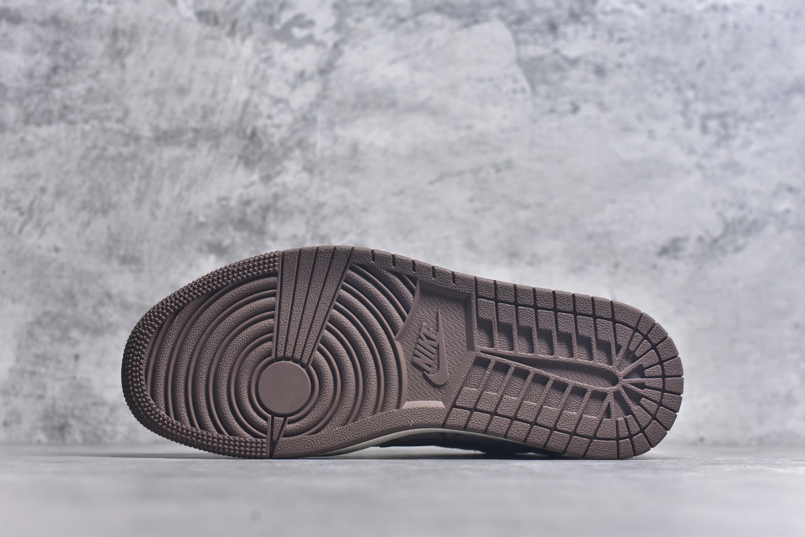 图片[6]-#Travis Scott x Fragment Design x Air Jordan 1 Low OG SP AJ1 乔1 LV联名 米棕布尾 低帮文化休闲板鞋 XS7089-605 #多方联名合作融合了Travis Scott 独特的音乐风格，藤原浩个性的设计风格以及Jordan品牌的经典元素 使其成为一双具有独特身份和价值的鞋子 清新而立体的外观加上联名标识更突出了其独特身份 这种配色方案显示出活力和时尚感 在视觉上引人注目 鞋身的质感和细腻的细节处理使其显得高端而格调十足 这款“倒钩”联名是设计与创意完美结合 融合多方的个性风格是一款备受瞩目的潮流鞋款 尺码：36 36.5 37.5 38 38.5 39 40 40.5 41 42 42.5 43 44 44.5 45 9.E5-选品中心