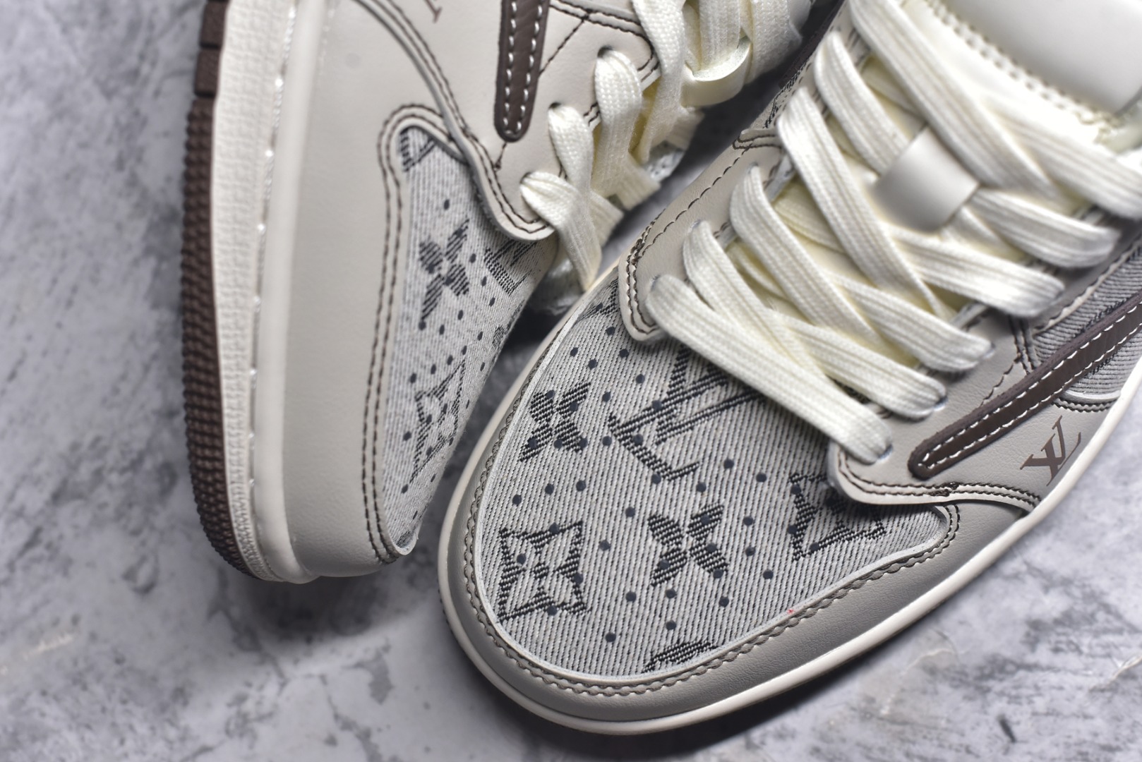图片[8]-#Travis Scott x Fragment Design x Air Jordan 1 Low OG SP AJ1 乔1 LV联名 米棕布尾 低帮文化休闲板鞋 XS7089-605 #多方联名合作融合了Travis Scott 独特的音乐风格，藤原浩个性的设计风格以及Jordan品牌的经典元素 使其成为一双具有独特身份和价值的鞋子 清新而立体的外观加上联名标识更突出了其独特身份 这种配色方案显示出活力和时尚感 在视觉上引人注目 鞋身的质感和细腻的细节处理使其显得高端而格调十足 这款“倒钩”联名是设计与创意完美结合 融合多方的个性风格是一款备受瞩目的潮流鞋款 尺码：36 36.5 37.5 38 38.5 39 40 40.5 41 42 42.5 43 44 44.5 45 9.E5-选品中心