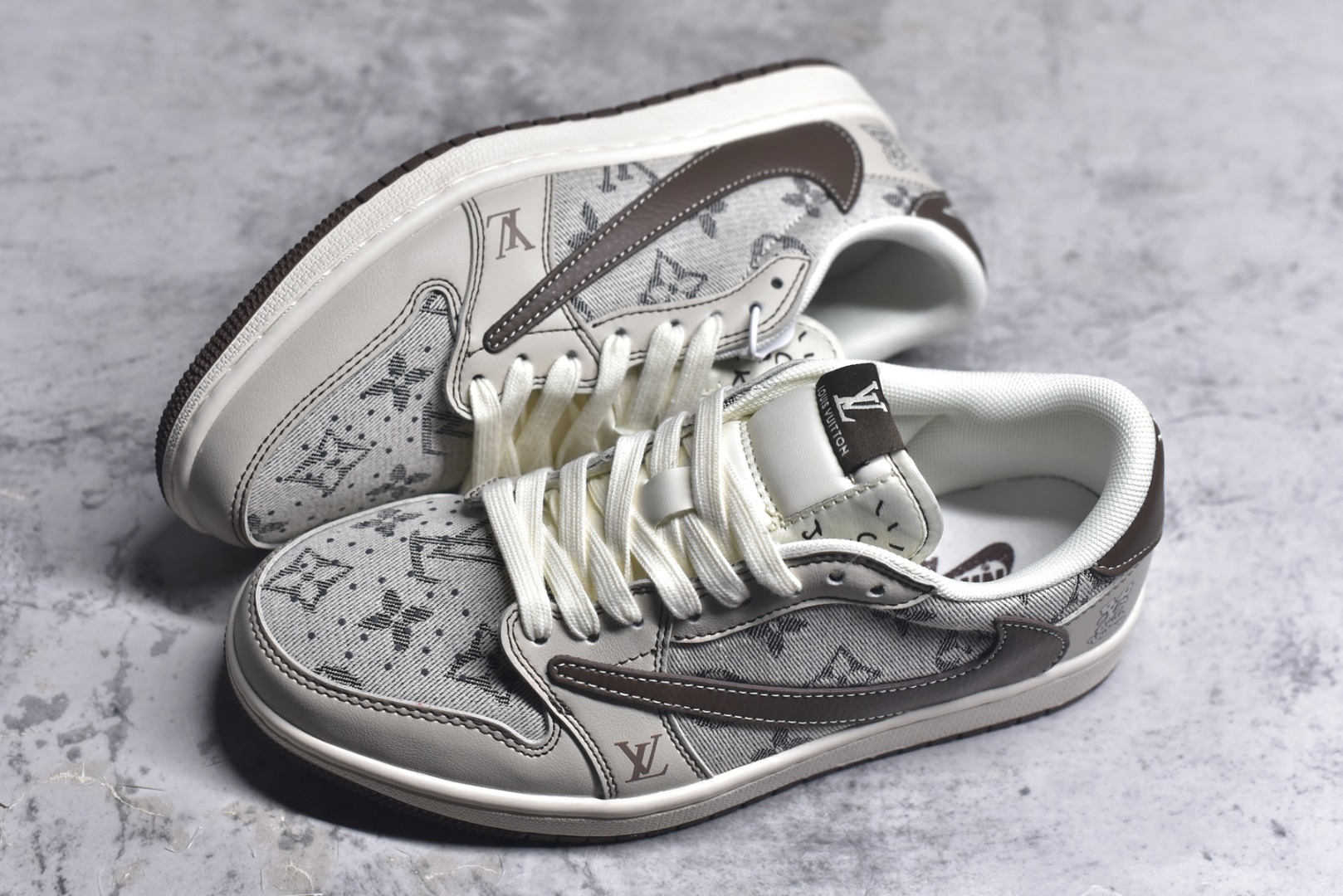 图片[7]-#Travis Scott x Fragment Design x Air Jordan 1 Low OG SP AJ1 乔1 LV联名 米棕布尾 低帮文化休闲板鞋 XS7089-605 #多方联名合作融合了Travis Scott 独特的音乐风格，藤原浩个性的设计风格以及Jordan品牌的经典元素 使其成为一双具有独特身份和价值的鞋子 清新而立体的外观加上联名标识更突出了其独特身份 这种配色方案显示出活力和时尚感 在视觉上引人注目 鞋身的质感和细腻的细节处理使其显得高端而格调十足 这款“倒钩”联名是设计与创意完美结合 融合多方的个性风格是一款备受瞩目的潮流鞋款 尺码：36 36.5 37.5 38 38.5 39 40 40.5 41 42 42.5 43 44 44.5 45 9.E5-选品中心
