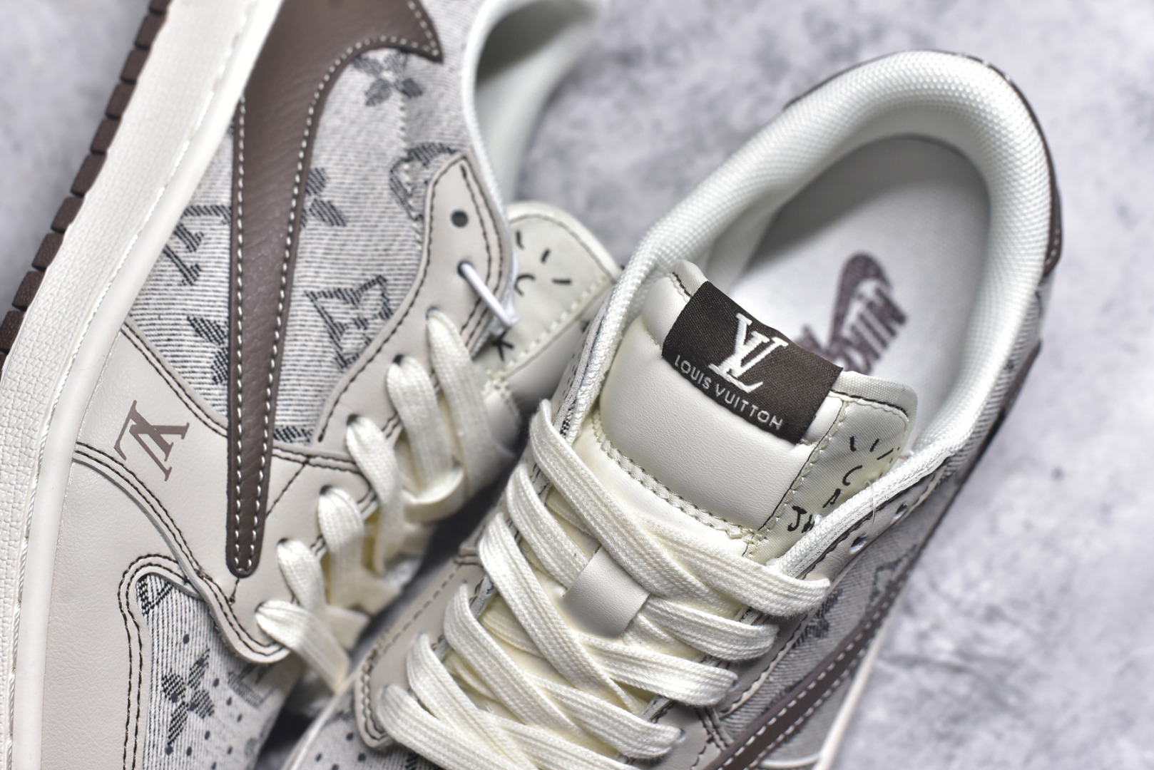 图片[9]-#Travis Scott x Fragment Design x Air Jordan 1 Low OG SP AJ1 乔1 LV联名 米棕布尾 低帮文化休闲板鞋 XS7089-605 #多方联名合作融合了Travis Scott 独特的音乐风格，藤原浩个性的设计风格以及Jordan品牌的经典元素 使其成为一双具有独特身份和价值的鞋子 清新而立体的外观加上联名标识更突出了其独特身份 这种配色方案显示出活力和时尚感 在视觉上引人注目 鞋身的质感和细腻的细节处理使其显得高端而格调十足 这款“倒钩”联名是设计与创意完美结合 融合多方的个性风格是一款备受瞩目的潮流鞋款 尺码：36 36.5 37.5 38 38.5 39 40 40.5 41 42 42.5 43 44 44.5 45 9.E5-选品中心