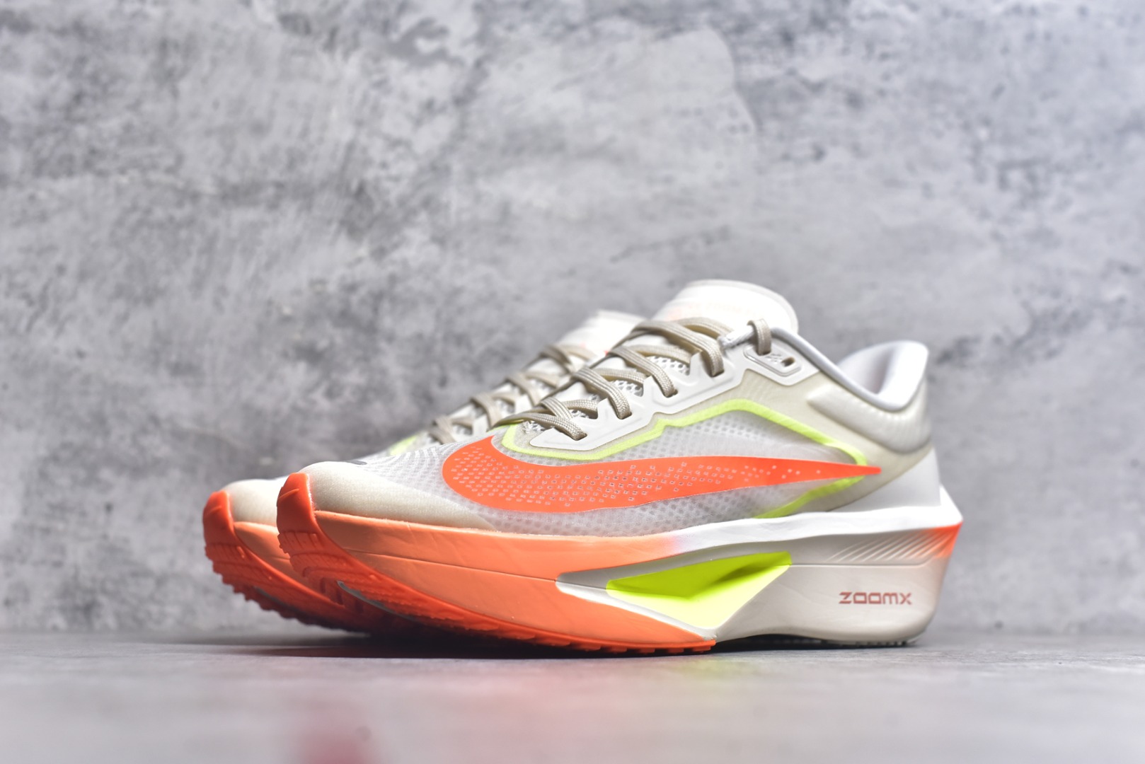 图片[2]-#NK ZoomX Invincible Run Flyknit 6 轻量跑鞋 飞织低帮休闲运动慢跑鞋 FN8455-105 此鞋专为短跑运动员而生 是为 5 至 10 公里距离的赛事和训练打造 整体设计采用流线型的轻质工程网眼材质构成鞋面 并与其他 Running 旗舰鞋款同样搭载全脚掌 ZoomX 缓冲中底 搭配 Pebax 物料与橡胶外底 ZoomX StreakFly 首发配色以Prototype呈现 其灵感是来自开发期间的磨损测试 透过编号的标记与内侧的预期跑步距离突出研发过程 尺码：36 36.5 37.5 38 38.5 39 40 40.5 41 42 42.5 43 44 45-选品中心