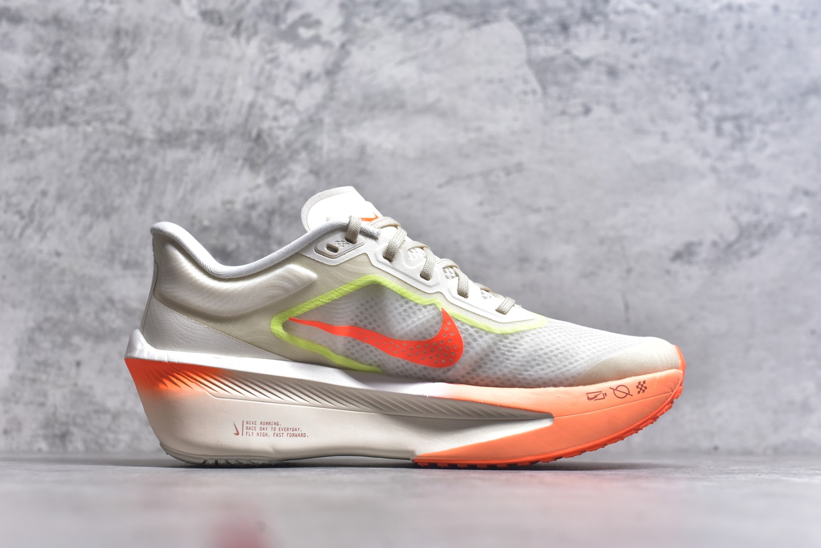 图片[3]-#NK ZoomX Invincible Run Flyknit 6 轻量跑鞋 飞织低帮休闲运动慢跑鞋 FN8455-105 此鞋专为短跑运动员而生 是为 5 至 10 公里距离的赛事和训练打造 整体设计采用流线型的轻质工程网眼材质构成鞋面 并与其他 Running 旗舰鞋款同样搭载全脚掌 ZoomX 缓冲中底 搭配 Pebax 物料与橡胶外底 ZoomX StreakFly 首发配色以Prototype呈现 其灵感是来自开发期间的磨损测试 透过编号的标记与内侧的预期跑步距离突出研发过程 尺码：36 36.5 37.5 38 38.5 39 40 40.5 41 42 42.5 43 44 45-选品中心