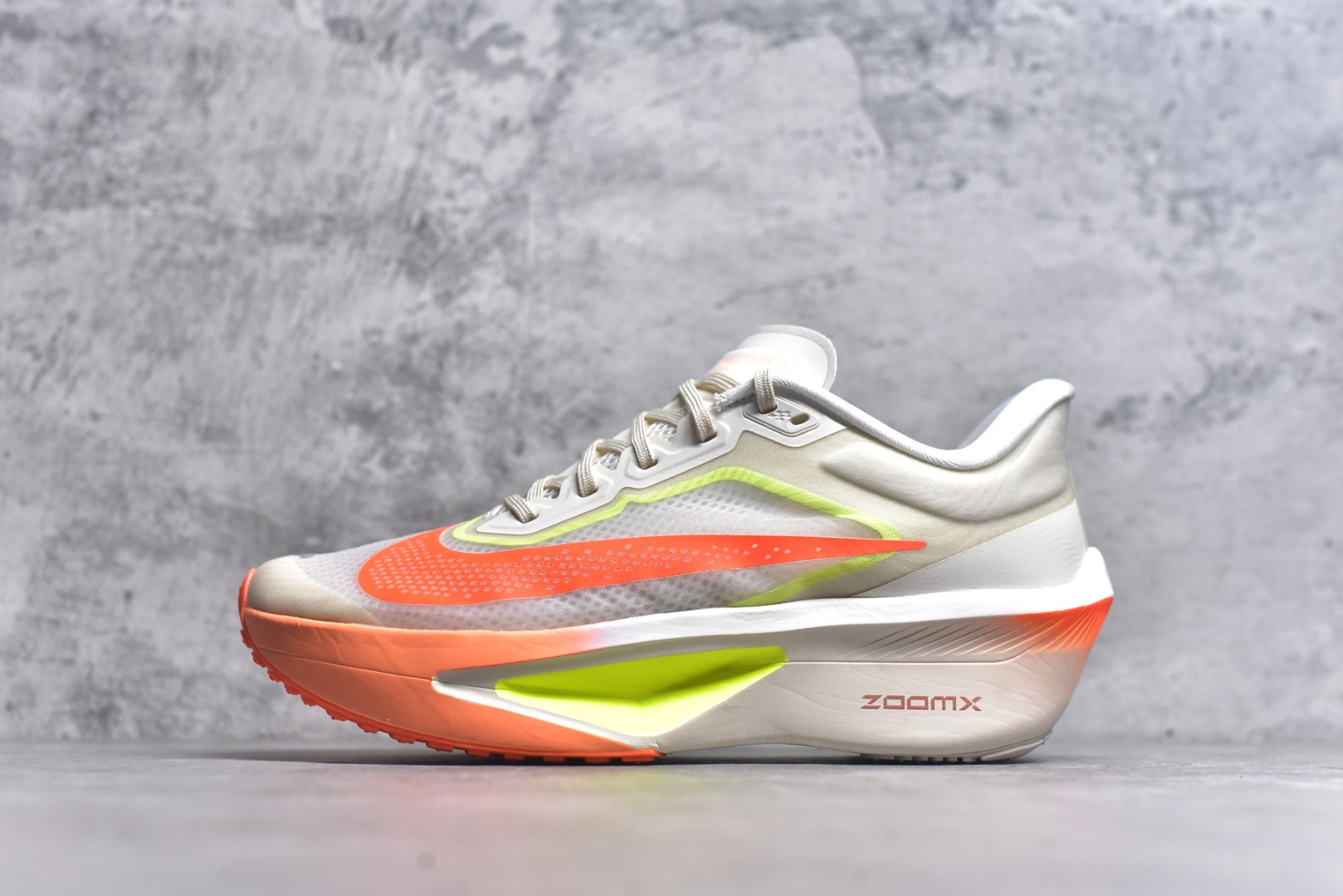 #NK ZoomX Invincible Run Flyknit 6 轻量跑鞋 飞织低帮休闲运动慢跑鞋 FN8455-105 此鞋专为短跑运动员而生 是为 5 至 10 公里距离的赛事和训练打造 整体设计采用流线型的轻质工程网眼材质构成鞋面 并与其他 Running 旗舰鞋款同样搭载全脚掌 ZoomX 缓冲中底 搭配 Pebax 物料与橡胶外底 ZoomX StreakFly 首发配色以Prototype呈现 其灵感是来自开发期间的磨损测试 透过编号的标记与内侧的预期跑步距离突出研发过程 尺码：36 36.5 37.5 38 38.5 39 40 40.5 41 42 42.5 43 44 45-选品中心