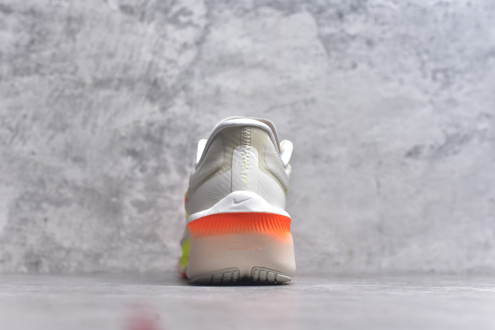 图片[5]-#NK ZoomX Invincible Run Flyknit 6 轻量跑鞋 飞织低帮休闲运动慢跑鞋 FN8455-105 此鞋专为短跑运动员而生 是为 5 至 10 公里距离的赛事和训练打造 整体设计采用流线型的轻质工程网眼材质构成鞋面 并与其他 Running 旗舰鞋款同样搭载全脚掌 ZoomX 缓冲中底 搭配 Pebax 物料与橡胶外底 ZoomX StreakFly 首发配色以Prototype呈现 其灵感是来自开发期间的磨损测试 透过编号的标记与内侧的预期跑步距离突出研发过程 尺码：36 36.5 37.5 38 38.5 39 40 40.5 41 42 42.5 43 44 45-选品中心