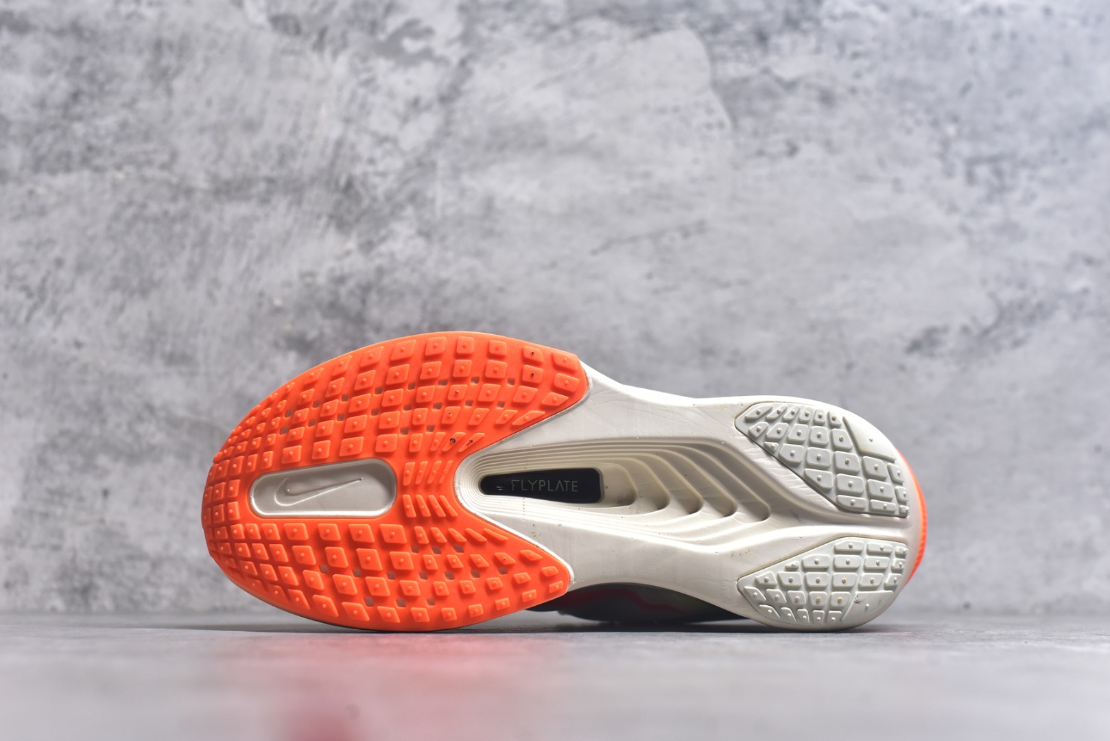 图片[6]-#NK ZoomX Invincible Run Flyknit 6 轻量跑鞋 飞织低帮休闲运动慢跑鞋 FN8455-105 此鞋专为短跑运动员而生 是为 5 至 10 公里距离的赛事和训练打造 整体设计采用流线型的轻质工程网眼材质构成鞋面 并与其他 Running 旗舰鞋款同样搭载全脚掌 ZoomX 缓冲中底 搭配 Pebax 物料与橡胶外底 ZoomX StreakFly 首发配色以Prototype呈现 其灵感是来自开发期间的磨损测试 透过编号的标记与内侧的预期跑步距离突出研发过程 尺码：36 36.5 37.5 38 38.5 39 40 40.5 41 42 42.5 43 44 45-选品中心