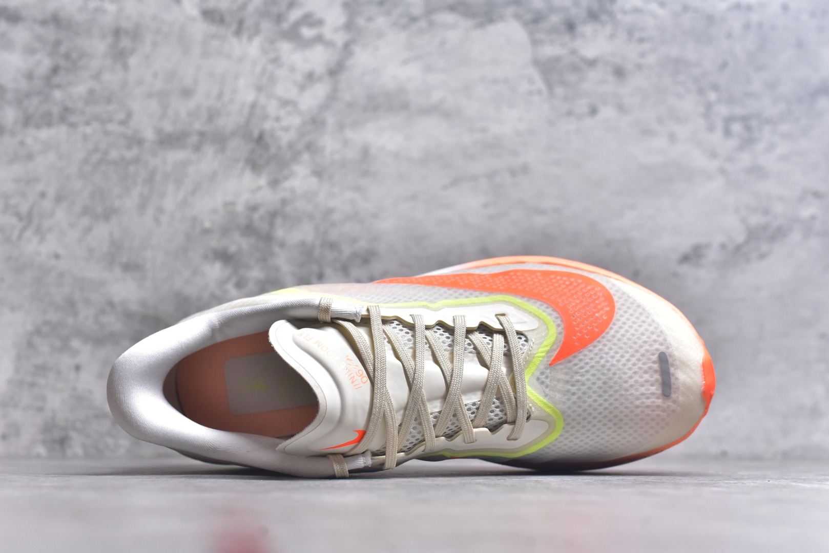 图片[4]-#NK ZoomX Invincible Run Flyknit 6 轻量跑鞋 飞织低帮休闲运动慢跑鞋 FN8455-105 此鞋专为短跑运动员而生 是为 5 至 10 公里距离的赛事和训练打造 整体设计采用流线型的轻质工程网眼材质构成鞋面 并与其他 Running 旗舰鞋款同样搭载全脚掌 ZoomX 缓冲中底 搭配 Pebax 物料与橡胶外底 ZoomX StreakFly 首发配色以Prototype呈现 其灵感是来自开发期间的磨损测试 透过编号的标记与内侧的预期跑步距离突出研发过程 尺码：36 36.5 37.5 38 38.5 39 40 40.5 41 42 42.5 43 44 45-选品中心