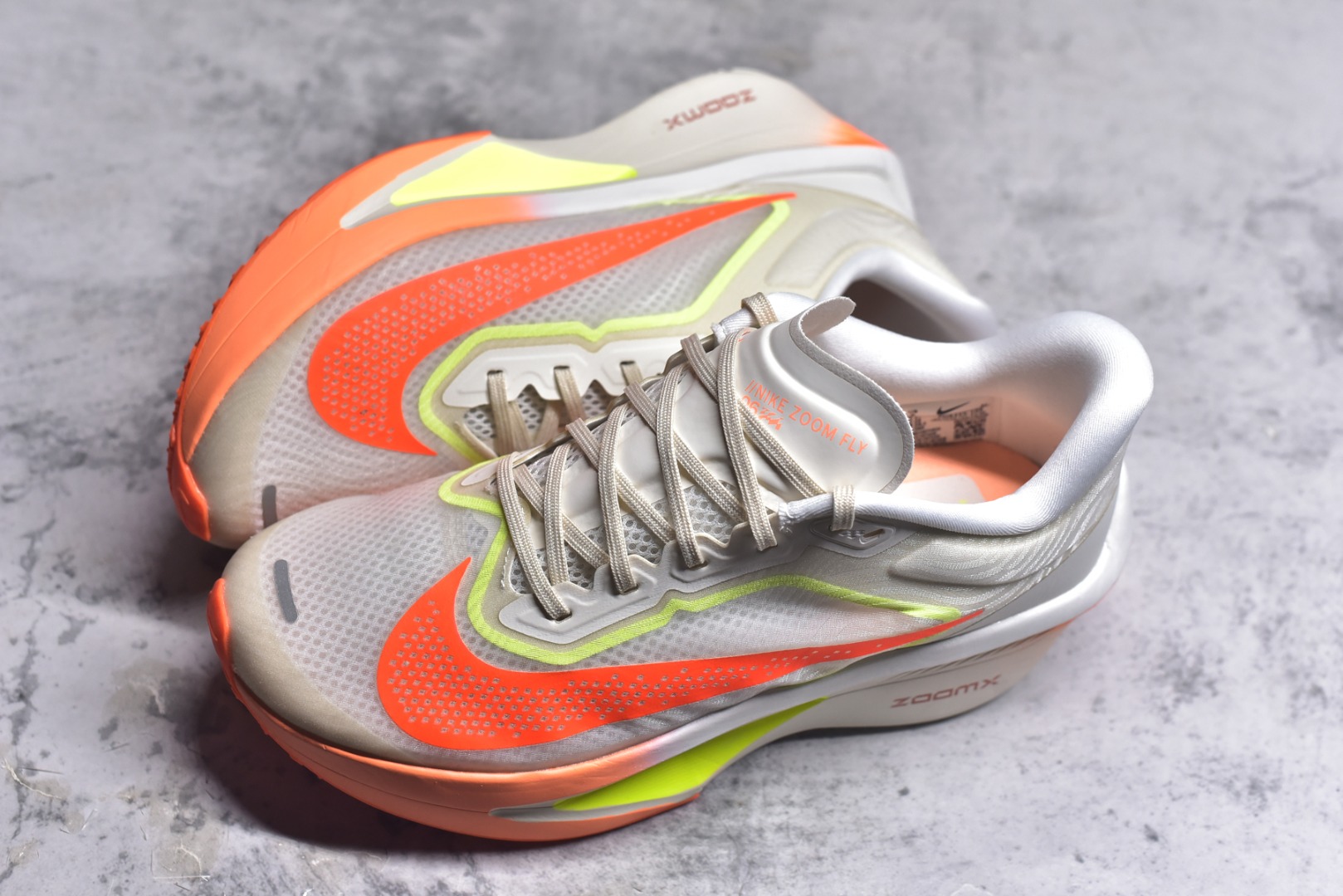 图片[7]-#NK ZoomX Invincible Run Flyknit 6 轻量跑鞋 飞织低帮休闲运动慢跑鞋 FN8455-105 此鞋专为短跑运动员而生 是为 5 至 10 公里距离的赛事和训练打造 整体设计采用流线型的轻质工程网眼材质构成鞋面 并与其他 Running 旗舰鞋款同样搭载全脚掌 ZoomX 缓冲中底 搭配 Pebax 物料与橡胶外底 ZoomX StreakFly 首发配色以Prototype呈现 其灵感是来自开发期间的磨损测试 透过编号的标记与内侧的预期跑步距离突出研发过程 尺码：36 36.5 37.5 38 38.5 39 40 40.5 41 42 42.5 43 44 45-选品中心