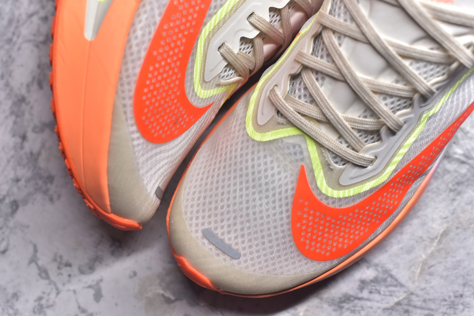 图片[8]-#NK ZoomX Invincible Run Flyknit 6 轻量跑鞋 飞织低帮休闲运动慢跑鞋 FN8455-105 此鞋专为短跑运动员而生 是为 5 至 10 公里距离的赛事和训练打造 整体设计采用流线型的轻质工程网眼材质构成鞋面 并与其他 Running 旗舰鞋款同样搭载全脚掌 ZoomX 缓冲中底 搭配 Pebax 物料与橡胶外底 ZoomX StreakFly 首发配色以Prototype呈现 其灵感是来自开发期间的磨损测试 透过编号的标记与内侧的预期跑步距离突出研发过程 尺码：36 36.5 37.5 38 38.5 39 40 40.5 41 42 42.5 43 44 45-选品中心