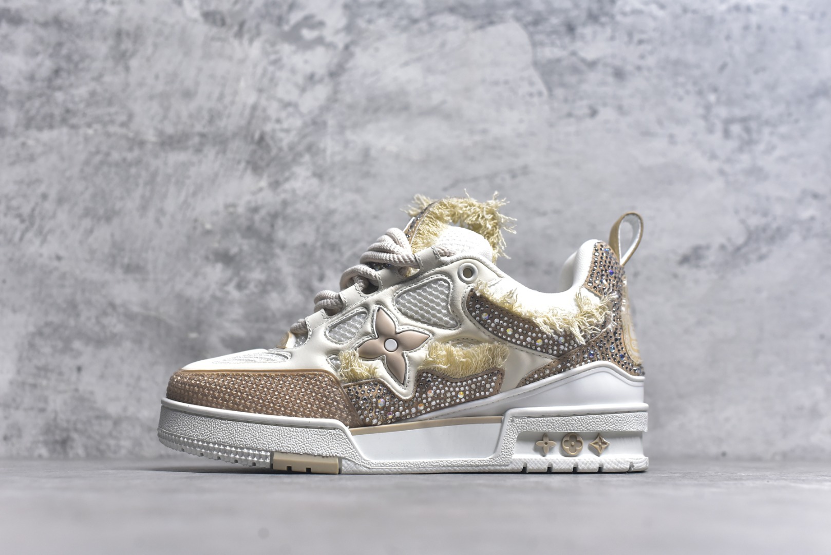 #“Sk8钻石” 驴家LV Trainer 原版完美楦型 大厂出产 品控胜过市面百分之98同价位版本 T独家底磨 开发费5w+ 质感媲美原版 密集度超高 区别于同行色泽质感 意大利进口头层一刀切小牛皮 皮料厚实度韧性高于市面原版垫脚聚米微料加透气英伦网布 都是按正品一比一打造开发 不偷半点料 不掺半点假 细节原版一致 可对比 全包套原版包装配件 目前市面一梯队级别 ⚠市场太杂请注意混卖版本 可区别材料 版型 质感 包装配件 一切肉眼可见的细节。尺码男鞋 39 40 41 42 43 44 45 46-选品中心