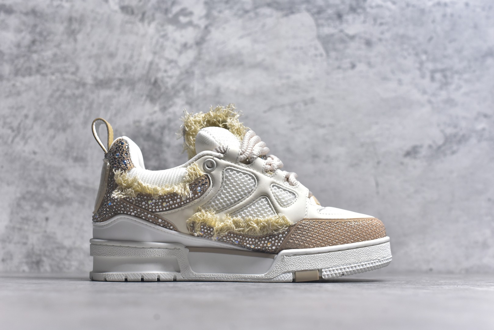 图片[3]-#“Sk8钻石” 驴家LV Trainer 原版完美楦型 大厂出产 品控胜过市面百分之98同价位版本 T独家底磨 开发费5w+ 质感媲美原版 密集度超高 区别于同行色泽质感 意大利进口头层一刀切小牛皮 皮料厚实度韧性高于市面原版垫脚聚米微料加透气英伦网布 都是按正品一比一打造开发 不偷半点料 不掺半点假 细节原版一致 可对比 全包套原版包装配件 目前市面一梯队级别 ⚠市场太杂请注意混卖版本 可区别材料 版型 质感 包装配件 一切肉眼可见的细节。尺码男鞋 39 40 41 42 43 44 45 46-选品中心