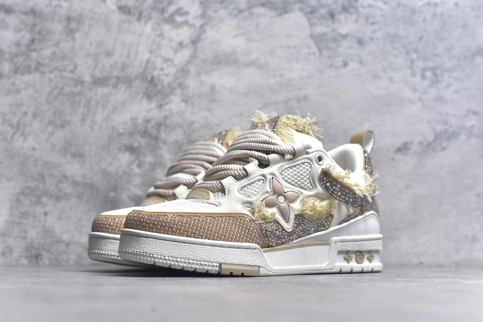 图片[2]-#“Sk8钻石” 驴家LV Trainer 原版完美楦型 大厂出产 品控胜过市面百分之98同价位版本 T独家底磨 开发费5w+ 质感媲美原版 密集度超高 区别于同行色泽质感 意大利进口头层一刀切小牛皮 皮料厚实度韧性高于市面原版垫脚聚米微料加透气英伦网布 都是按正品一比一打造开发 不偷半点料 不掺半点假 细节原版一致 可对比 全包套原版包装配件 目前市面一梯队级别 ⚠市场太杂请注意混卖版本 可区别材料 版型 质感 包装配件 一切肉眼可见的细节。尺码男鞋 39 40 41 42 43 44 45 46-选品中心