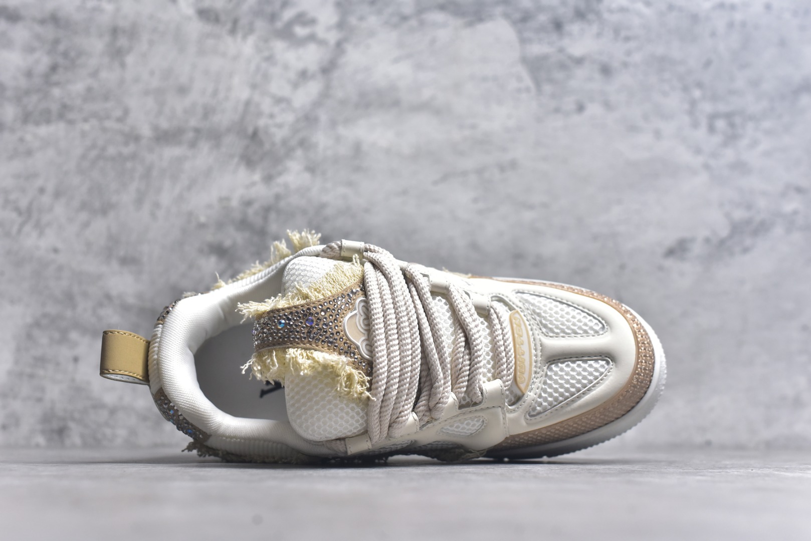 图片[4]-#“Sk8钻石” 驴家LV Trainer 原版完美楦型 大厂出产 品控胜过市面百分之98同价位版本 T独家底磨 开发费5w+ 质感媲美原版 密集度超高 区别于同行色泽质感 意大利进口头层一刀切小牛皮 皮料厚实度韧性高于市面原版垫脚聚米微料加透气英伦网布 都是按正品一比一打造开发 不偷半点料 不掺半点假 细节原版一致 可对比 全包套原版包装配件 目前市面一梯队级别 ⚠市场太杂请注意混卖版本 可区别材料 版型 质感 包装配件 一切肉眼可见的细节。尺码男鞋 39 40 41 42 43 44 45 46-选品中心