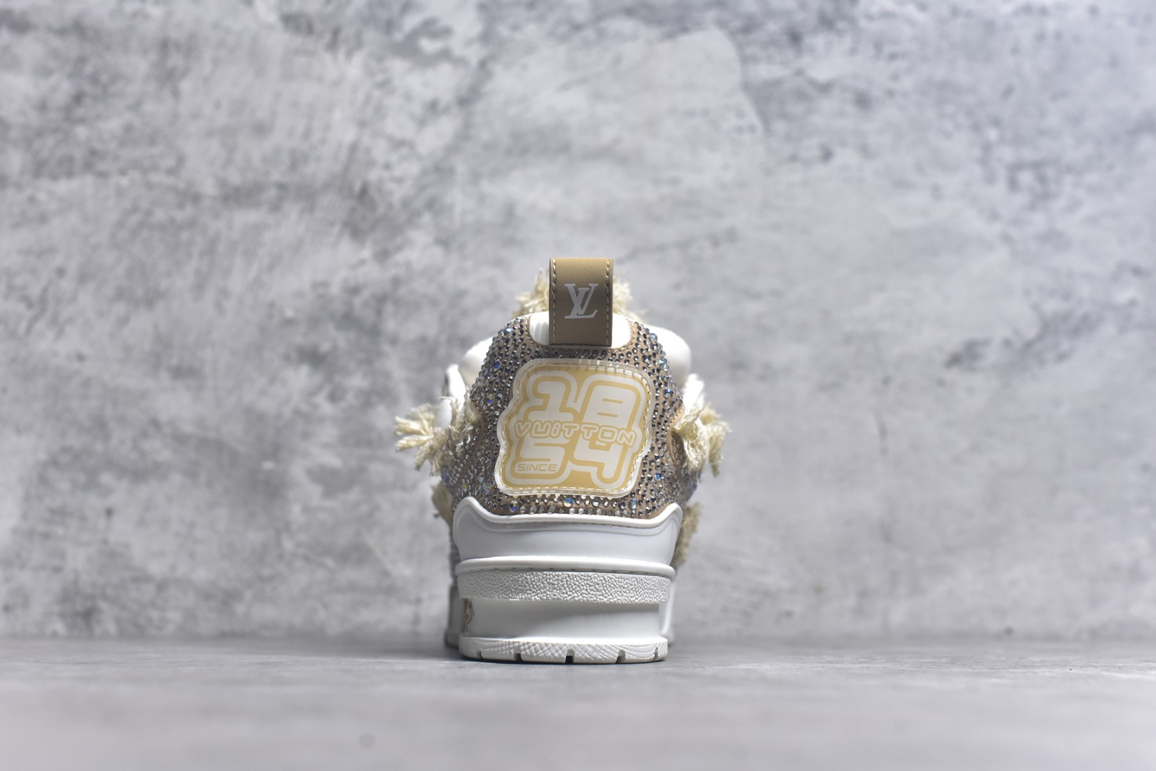 图片[5]-#“Sk8钻石” 驴家LV Trainer 原版完美楦型 大厂出产 品控胜过市面百分之98同价位版本 T独家底磨 开发费5w+ 质感媲美原版 密集度超高 区别于同行色泽质感 意大利进口头层一刀切小牛皮 皮料厚实度韧性高于市面原版垫脚聚米微料加透气英伦网布 都是按正品一比一打造开发 不偷半点料 不掺半点假 细节原版一致 可对比 全包套原版包装配件 目前市面一梯队级别 ⚠市场太杂请注意混卖版本 可区别材料 版型 质感 包装配件 一切肉眼可见的细节。尺码男鞋 39 40 41 42 43 44 45 46-选品中心