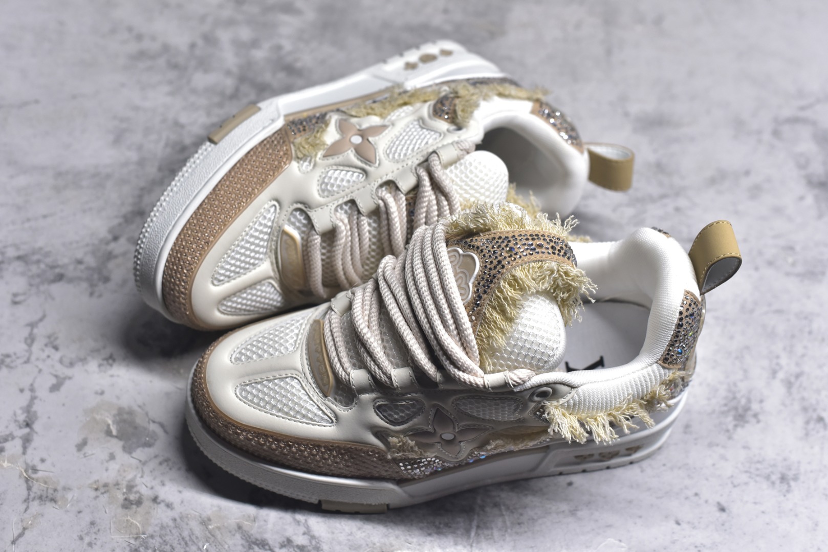 图片[7]-#“Sk8钻石” 驴家LV Trainer 原版完美楦型 大厂出产 品控胜过市面百分之98同价位版本 T独家底磨 开发费5w+ 质感媲美原版 密集度超高 区别于同行色泽质感 意大利进口头层一刀切小牛皮 皮料厚实度韧性高于市面原版垫脚聚米微料加透气英伦网布 都是按正品一比一打造开发 不偷半点料 不掺半点假 细节原版一致 可对比 全包套原版包装配件 目前市面一梯队级别 ⚠市场太杂请注意混卖版本 可区别材料 版型 质感 包装配件 一切肉眼可见的细节。尺码男鞋 39 40 41 42 43 44 45 46-选品中心
