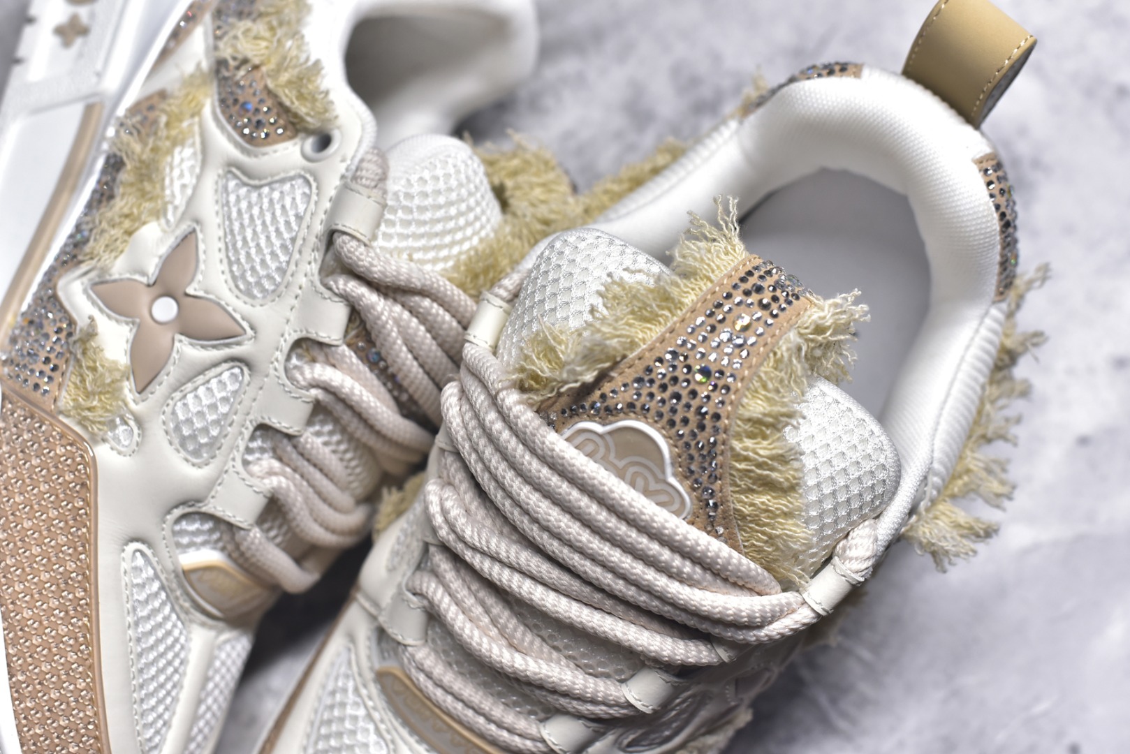 图片[9]-#“Sk8钻石” 驴家LV Trainer 原版完美楦型 大厂出产 品控胜过市面百分之98同价位版本 T独家底磨 开发费5w+ 质感媲美原版 密集度超高 区别于同行色泽质感 意大利进口头层一刀切小牛皮 皮料厚实度韧性高于市面原版垫脚聚米微料加透气英伦网布 都是按正品一比一打造开发 不偷半点料 不掺半点假 细节原版一致 可对比 全包套原版包装配件 目前市面一梯队级别 ⚠市场太杂请注意混卖版本 可区别材料 版型 质感 包装配件 一切肉眼可见的细节。尺码男鞋 39 40 41 42 43 44 45 46-选品中心