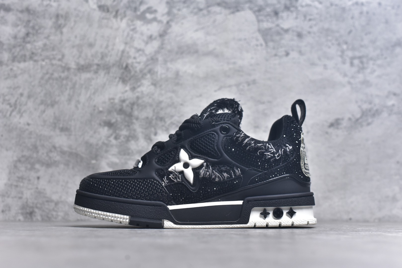 #“Sk8钻石” 驴家LV Trainer 原版完美楦型 大厂出产 品控胜过市面百分之98同价位版本 T独家底磨 开发费5w+ 质感媲美原版 密集度超高 区别于同行色泽质感 意大利进口头层一刀切小牛皮 皮料厚实度韧性高于市面原版垫脚聚米微料加透气英伦网布 都是按正品一比一打造开发 不偷半点料 不掺半点假 细节原版一致 可对比 全包套原版包装配件 目前市面一梯队级别 ⚠市场太杂请注意混卖版本 可区别材料 版型 质感 包装配件 一切肉眼可见的细节。尺码男鞋 39 40 41 42 43 44 45 46-选品中心