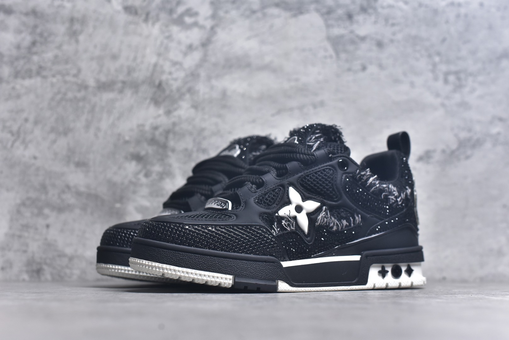 图片[2]-#“Sk8钻石” 驴家LV Trainer 原版完美楦型 大厂出产 品控胜过市面百分之98同价位版本 T独家底磨 开发费5w+ 质感媲美原版 密集度超高 区别于同行色泽质感 意大利进口头层一刀切小牛皮 皮料厚实度韧性高于市面原版垫脚聚米微料加透气英伦网布 都是按正品一比一打造开发 不偷半点料 不掺半点假 细节原版一致 可对比 全包套原版包装配件 目前市面一梯队级别 ⚠市场太杂请注意混卖版本 可区别材料 版型 质感 包装配件 一切肉眼可见的细节。尺码男鞋 39 40 41 42 43 44 45 46-选品中心