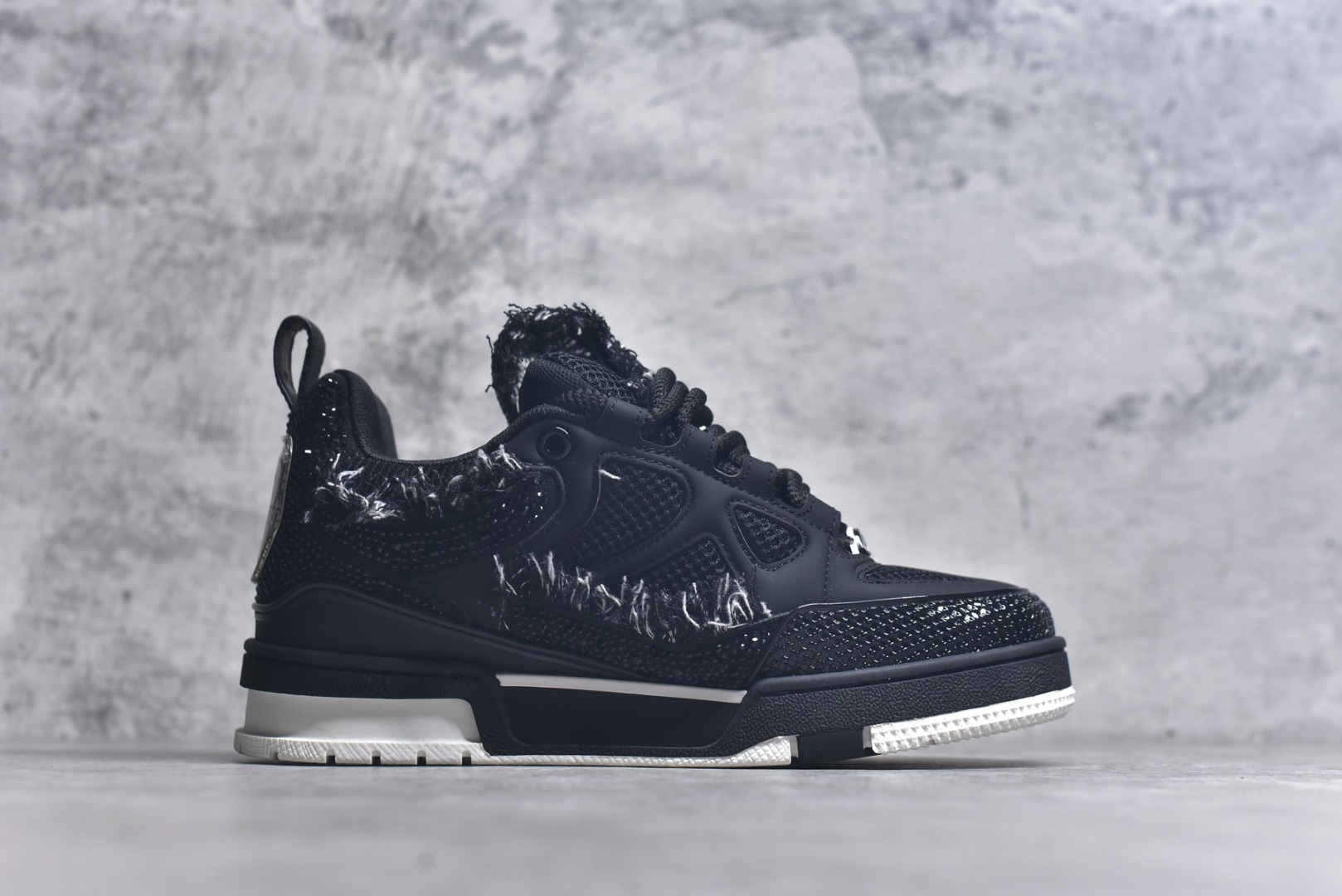 图片[3]-#“Sk8钻石” 驴家LV Trainer 原版完美楦型 大厂出产 品控胜过市面百分之98同价位版本 T独家底磨 开发费5w+ 质感媲美原版 密集度超高 区别于同行色泽质感 意大利进口头层一刀切小牛皮 皮料厚实度韧性高于市面原版垫脚聚米微料加透气英伦网布 都是按正品一比一打造开发 不偷半点料 不掺半点假 细节原版一致 可对比 全包套原版包装配件 目前市面一梯队级别 ⚠市场太杂请注意混卖版本 可区别材料 版型 质感 包装配件 一切肉眼可见的细节。尺码男鞋 39 40 41 42 43 44 45 46-选品中心