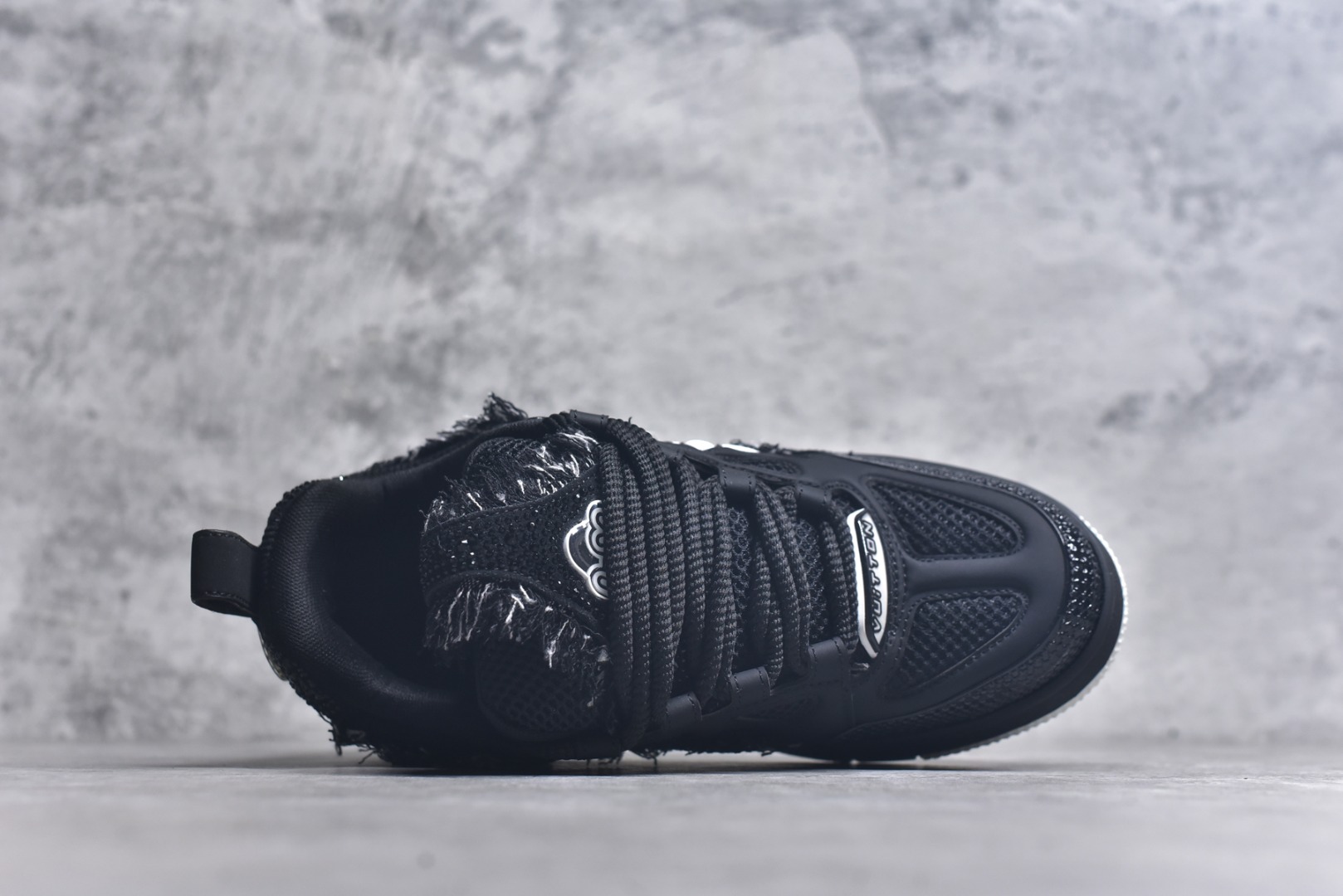 图片[4]-#“Sk8钻石” 驴家LV Trainer 原版完美楦型 大厂出产 品控胜过市面百分之98同价位版本 T独家底磨 开发费5w+ 质感媲美原版 密集度超高 区别于同行色泽质感 意大利进口头层一刀切小牛皮 皮料厚实度韧性高于市面原版垫脚聚米微料加透气英伦网布 都是按正品一比一打造开发 不偷半点料 不掺半点假 细节原版一致 可对比 全包套原版包装配件 目前市面一梯队级别 ⚠市场太杂请注意混卖版本 可区别材料 版型 质感 包装配件 一切肉眼可见的细节。尺码男鞋 39 40 41 42 43 44 45 46-选品中心