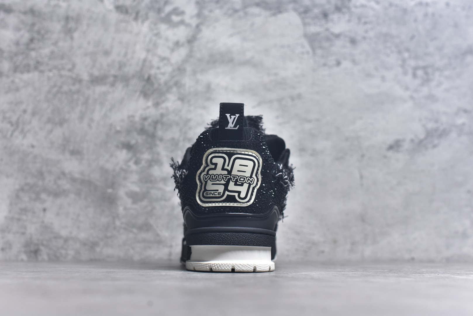 图片[5]-#“Sk8钻石” 驴家LV Trainer 原版完美楦型 大厂出产 品控胜过市面百分之98同价位版本 T独家底磨 开发费5w+ 质感媲美原版 密集度超高 区别于同行色泽质感 意大利进口头层一刀切小牛皮 皮料厚实度韧性高于市面原版垫脚聚米微料加透气英伦网布 都是按正品一比一打造开发 不偷半点料 不掺半点假 细节原版一致 可对比 全包套原版包装配件 目前市面一梯队级别 ⚠市场太杂请注意混卖版本 可区别材料 版型 质感 包装配件 一切肉眼可见的细节。尺码男鞋 39 40 41 42 43 44 45 46-选品中心