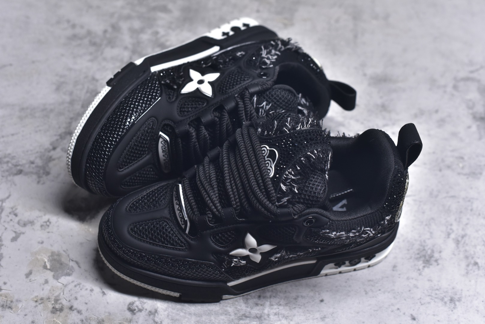 图片[7]-#“Sk8钻石” 驴家LV Trainer 原版完美楦型 大厂出产 品控胜过市面百分之98同价位版本 T独家底磨 开发费5w+ 质感媲美原版 密集度超高 区别于同行色泽质感 意大利进口头层一刀切小牛皮 皮料厚实度韧性高于市面原版垫脚聚米微料加透气英伦网布 都是按正品一比一打造开发 不偷半点料 不掺半点假 细节原版一致 可对比 全包套原版包装配件 目前市面一梯队级别 ⚠市场太杂请注意混卖版本 可区别材料 版型 质感 包装配件 一切肉眼可见的细节。尺码男鞋 39 40 41 42 43 44 45 46-选品中心