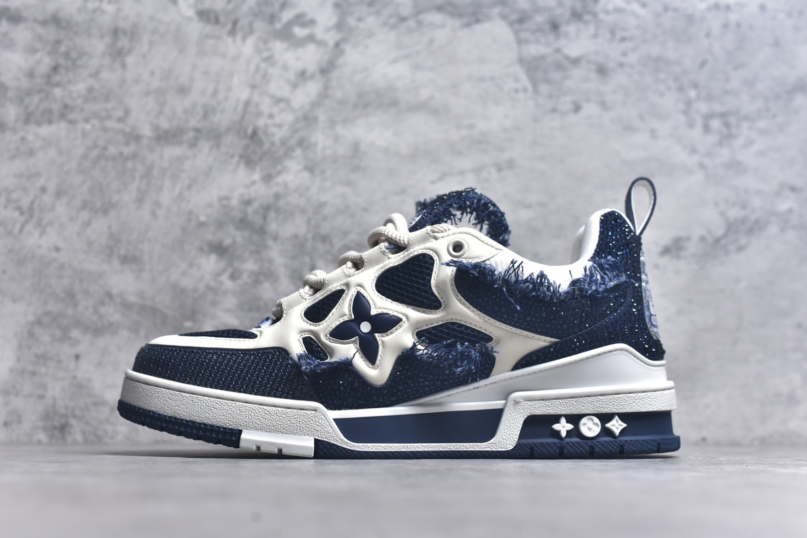 #“Sk8钻石” 驴家LV Trainer 原版完美楦型 大厂出产 品控胜过市面百分之98同价位版本 T独家底磨 开发费5w+ 质感媲美原版 密集度超高 区别于同行色泽质感 意大利进口头层一刀切小牛皮 皮料厚实度韧性高于市面原版垫脚聚米微料加透气英伦网布 都是按正品一比一打造开发 不偷半点料 不掺半点假 细节原版一致 可对比 全包套原版包装配件 目前市面一梯队级别 ⚠市场太杂请注意混卖版本 可区别材料 版型 质感 包装配件 一切肉眼可见的细节。尺码男鞋 39 40 41 42 43 44 45 46-选品中心