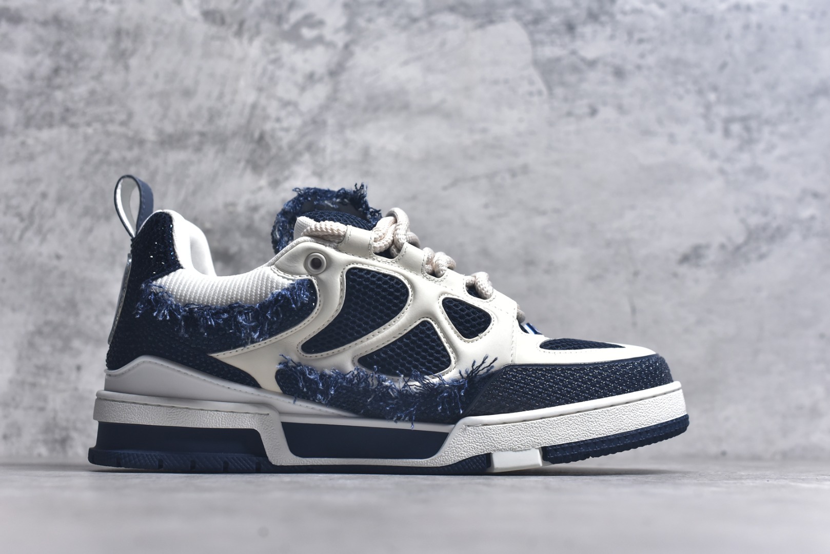 图片[3]-#“Sk8钻石” 驴家LV Trainer 原版完美楦型 大厂出产 品控胜过市面百分之98同价位版本 T独家底磨 开发费5w+ 质感媲美原版 密集度超高 区别于同行色泽质感 意大利进口头层一刀切小牛皮 皮料厚实度韧性高于市面原版垫脚聚米微料加透气英伦网布 都是按正品一比一打造开发 不偷半点料 不掺半点假 细节原版一致 可对比 全包套原版包装配件 目前市面一梯队级别 ⚠市场太杂请注意混卖版本 可区别材料 版型 质感 包装配件 一切肉眼可见的细节。尺码男鞋 39 40 41 42 43 44 45 46-选品中心