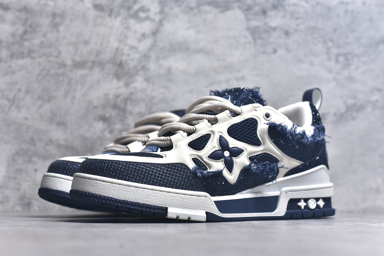 图片[2]-#“Sk8钻石” 驴家LV Trainer 原版完美楦型 大厂出产 品控胜过市面百分之98同价位版本 T独家底磨 开发费5w+ 质感媲美原版 密集度超高 区别于同行色泽质感 意大利进口头层一刀切小牛皮 皮料厚实度韧性高于市面原版垫脚聚米微料加透气英伦网布 都是按正品一比一打造开发 不偷半点料 不掺半点假 细节原版一致 可对比 全包套原版包装配件 目前市面一梯队级别 ⚠市场太杂请注意混卖版本 可区别材料 版型 质感 包装配件 一切肉眼可见的细节。尺码男鞋 39 40 41 42 43 44 45 46-选品中心