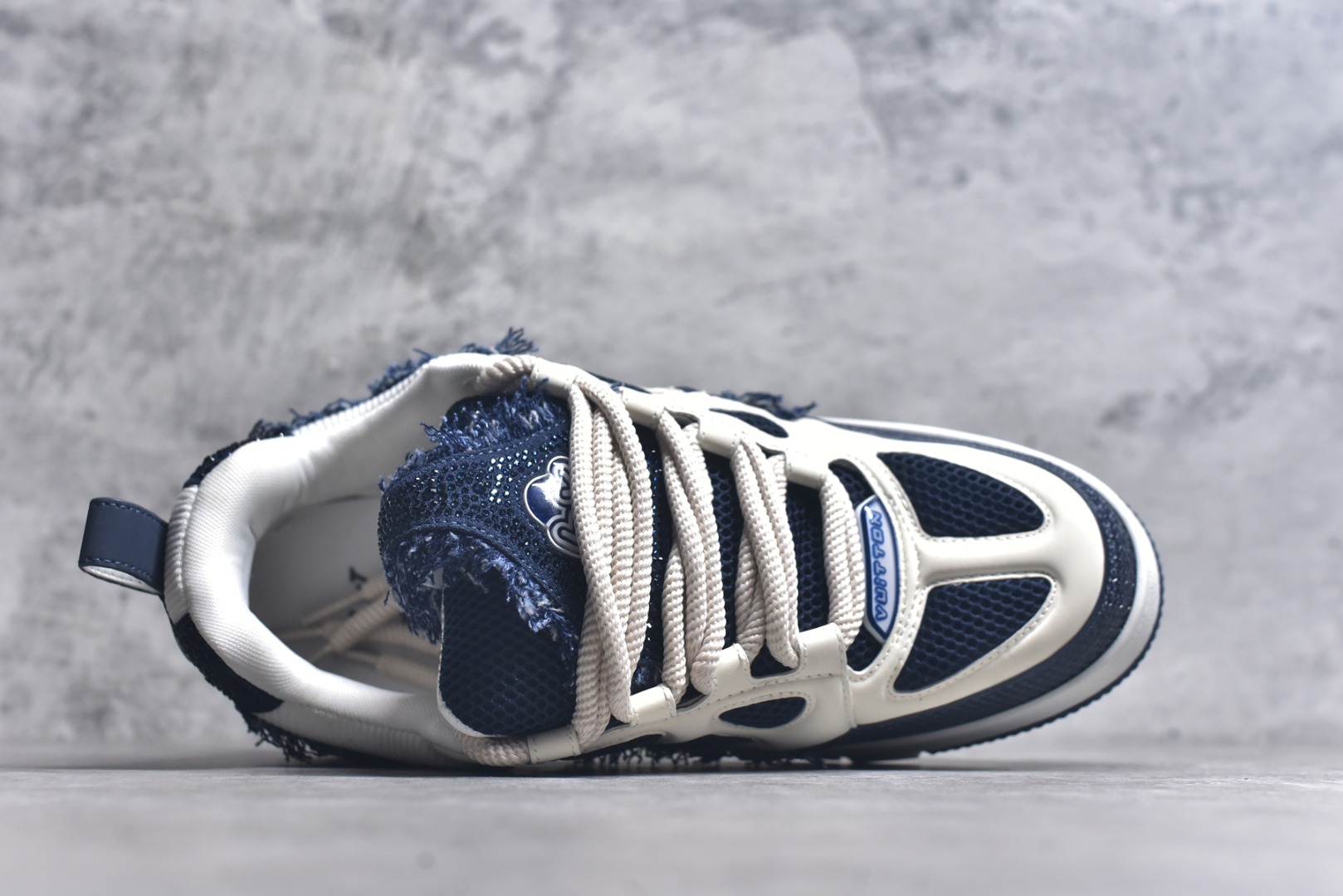 图片[4]-#“Sk8钻石” 驴家LV Trainer 原版完美楦型 大厂出产 品控胜过市面百分之98同价位版本 T独家底磨 开发费5w+ 质感媲美原版 密集度超高 区别于同行色泽质感 意大利进口头层一刀切小牛皮 皮料厚实度韧性高于市面原版垫脚聚米微料加透气英伦网布 都是按正品一比一打造开发 不偷半点料 不掺半点假 细节原版一致 可对比 全包套原版包装配件 目前市面一梯队级别 ⚠市场太杂请注意混卖版本 可区别材料 版型 质感 包装配件 一切肉眼可见的细节。尺码男鞋 39 40 41 42 43 44 45 46-选品中心