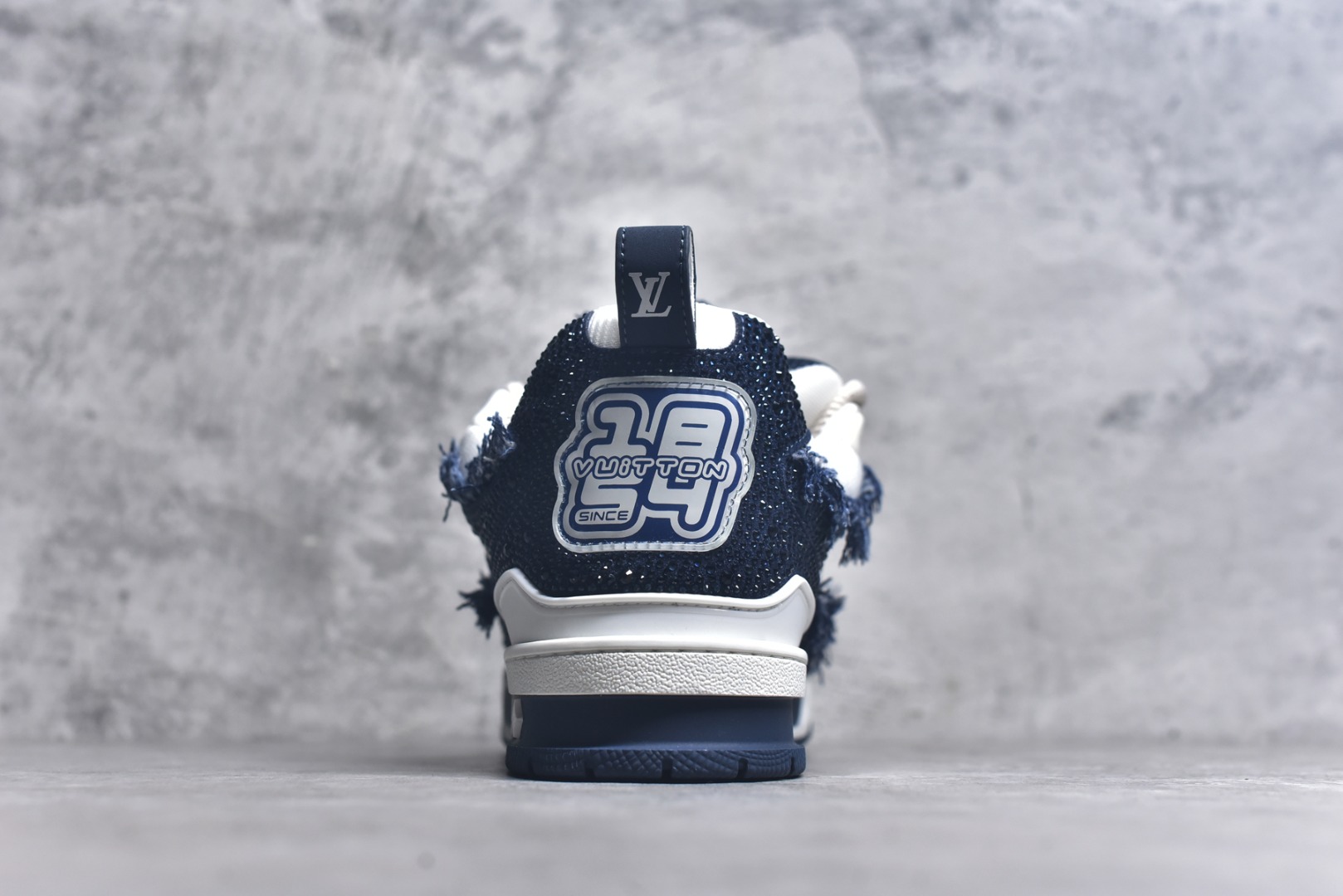 图片[5]-#“Sk8钻石” 驴家LV Trainer 原版完美楦型 大厂出产 品控胜过市面百分之98同价位版本 T独家底磨 开发费5w+ 质感媲美原版 密集度超高 区别于同行色泽质感 意大利进口头层一刀切小牛皮 皮料厚实度韧性高于市面原版垫脚聚米微料加透气英伦网布 都是按正品一比一打造开发 不偷半点料 不掺半点假 细节原版一致 可对比 全包套原版包装配件 目前市面一梯队级别 ⚠市场太杂请注意混卖版本 可区别材料 版型 质感 包装配件 一切肉眼可见的细节。尺码男鞋 39 40 41 42 43 44 45 46-选品中心