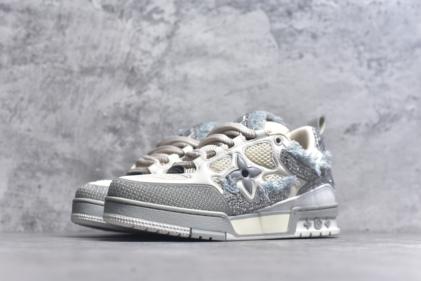 图片[2]-#“Sk8钻石” 驴家LV Trainer 原版完美楦型 大厂出产 品控胜过市面百分之98同价位版本 T独家底磨 开发费5w+ 质感媲美原版 密集度超高 区别于同行色泽质感 意大利进口头层一刀切小牛皮 皮料厚实度韧性高于市面原版垫脚聚米微料加透气英伦网布 都是按正品一比一打造开发 不偷半点料 不掺半点假 细节原版一致 可对比 全包套原版包装配件 目前市面一梯队级别 ⚠市场太杂请注意混卖版本 可区别材料 版型 质感 包装配件 一切肉眼可见的细节。尺码男鞋 39 40 41 42 43 44 45 46-选品中心