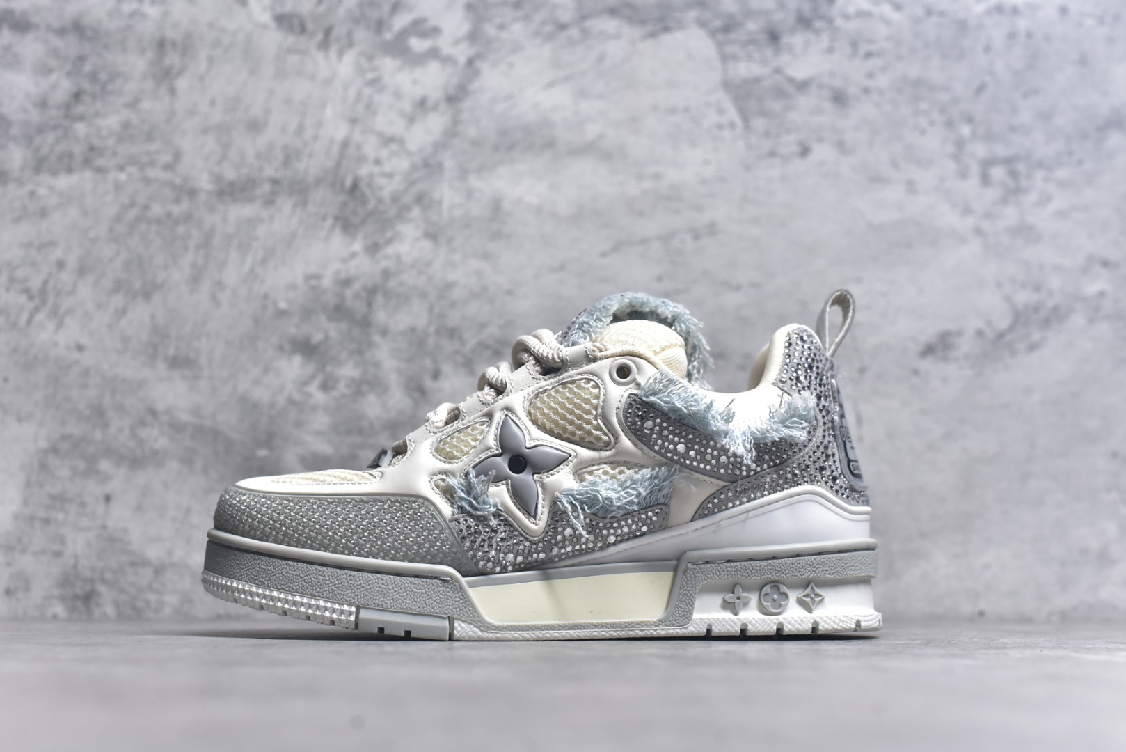 #“Sk8钻石” 驴家LV Trainer 原版完美楦型 大厂出产 品控胜过市面百分之98同价位版本 T独家底磨 开发费5w+ 质感媲美原版 密集度超高 区别于同行色泽质感 意大利进口头层一刀切小牛皮 皮料厚实度韧性高于市面原版垫脚聚米微料加透气英伦网布 都是按正品一比一打造开发 不偷半点料 不掺半点假 细节原版一致 可对比 全包套原版包装配件 目前市面一梯队级别 ⚠市场太杂请注意混卖版本 可区别材料 版型 质感 包装配件 一切肉眼可见的细节。尺码男鞋 39 40 41 42 43 44 45 46-选品中心
