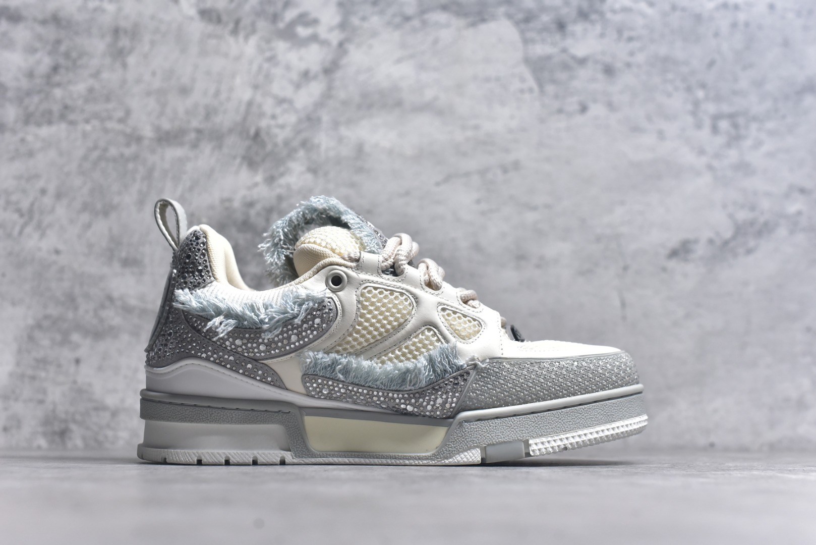 图片[3]-#“Sk8钻石” 驴家LV Trainer 原版完美楦型 大厂出产 品控胜过市面百分之98同价位版本 T独家底磨 开发费5w+ 质感媲美原版 密集度超高 区别于同行色泽质感 意大利进口头层一刀切小牛皮 皮料厚实度韧性高于市面原版垫脚聚米微料加透气英伦网布 都是按正品一比一打造开发 不偷半点料 不掺半点假 细节原版一致 可对比 全包套原版包装配件 目前市面一梯队级别 ⚠市场太杂请注意混卖版本 可区别材料 版型 质感 包装配件 一切肉眼可见的细节。尺码男鞋 39 40 41 42 43 44 45 46-选品中心