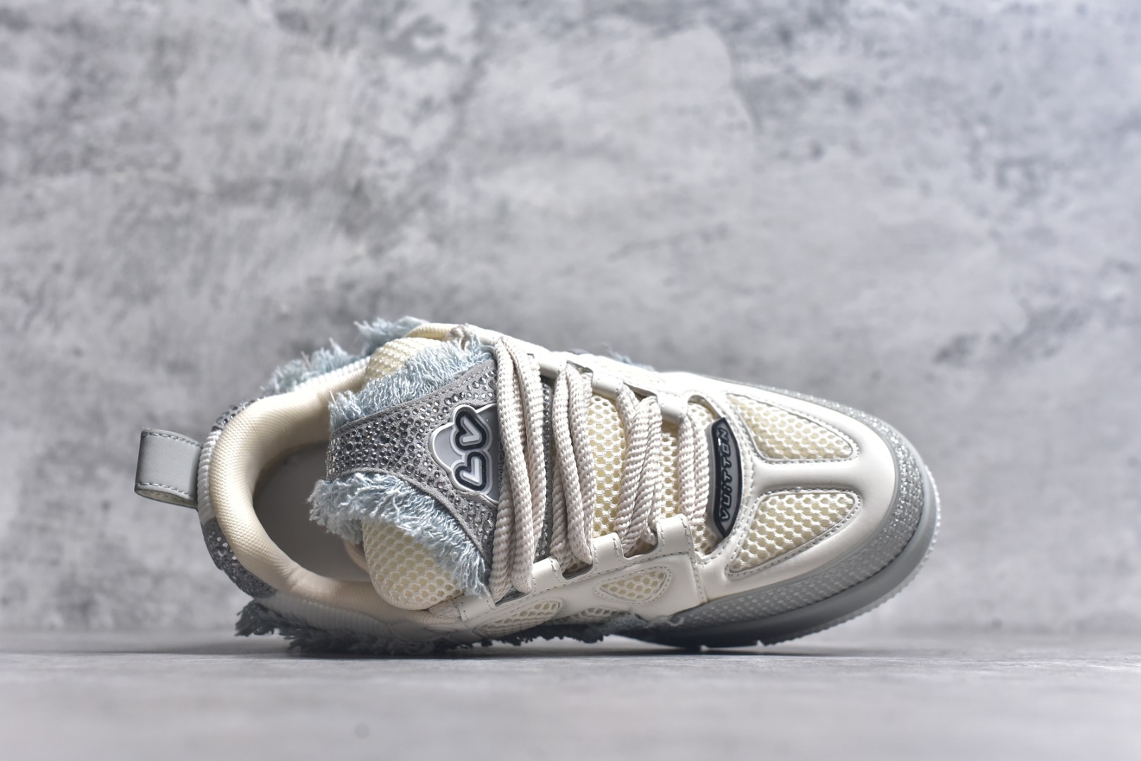 图片[4]-#“Sk8钻石” 驴家LV Trainer 原版完美楦型 大厂出产 品控胜过市面百分之98同价位版本 T独家底磨 开发费5w+ 质感媲美原版 密集度超高 区别于同行色泽质感 意大利进口头层一刀切小牛皮 皮料厚实度韧性高于市面原版垫脚聚米微料加透气英伦网布 都是按正品一比一打造开发 不偷半点料 不掺半点假 细节原版一致 可对比 全包套原版包装配件 目前市面一梯队级别 ⚠市场太杂请注意混卖版本 可区别材料 版型 质感 包装配件 一切肉眼可见的细节。尺码男鞋 39 40 41 42 43 44 45 46-选品中心