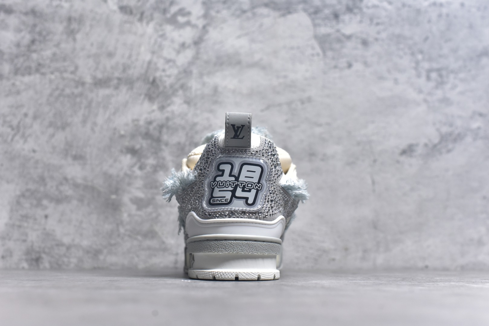 图片[5]-#“Sk8钻石” 驴家LV Trainer 原版完美楦型 大厂出产 品控胜过市面百分之98同价位版本 T独家底磨 开发费5w+ 质感媲美原版 密集度超高 区别于同行色泽质感 意大利进口头层一刀切小牛皮 皮料厚实度韧性高于市面原版垫脚聚米微料加透气英伦网布 都是按正品一比一打造开发 不偷半点料 不掺半点假 细节原版一致 可对比 全包套原版包装配件 目前市面一梯队级别 ⚠市场太杂请注意混卖版本 可区别材料 版型 质感 包装配件 一切肉眼可见的细节。尺码男鞋 39 40 41 42 43 44 45 46-选品中心