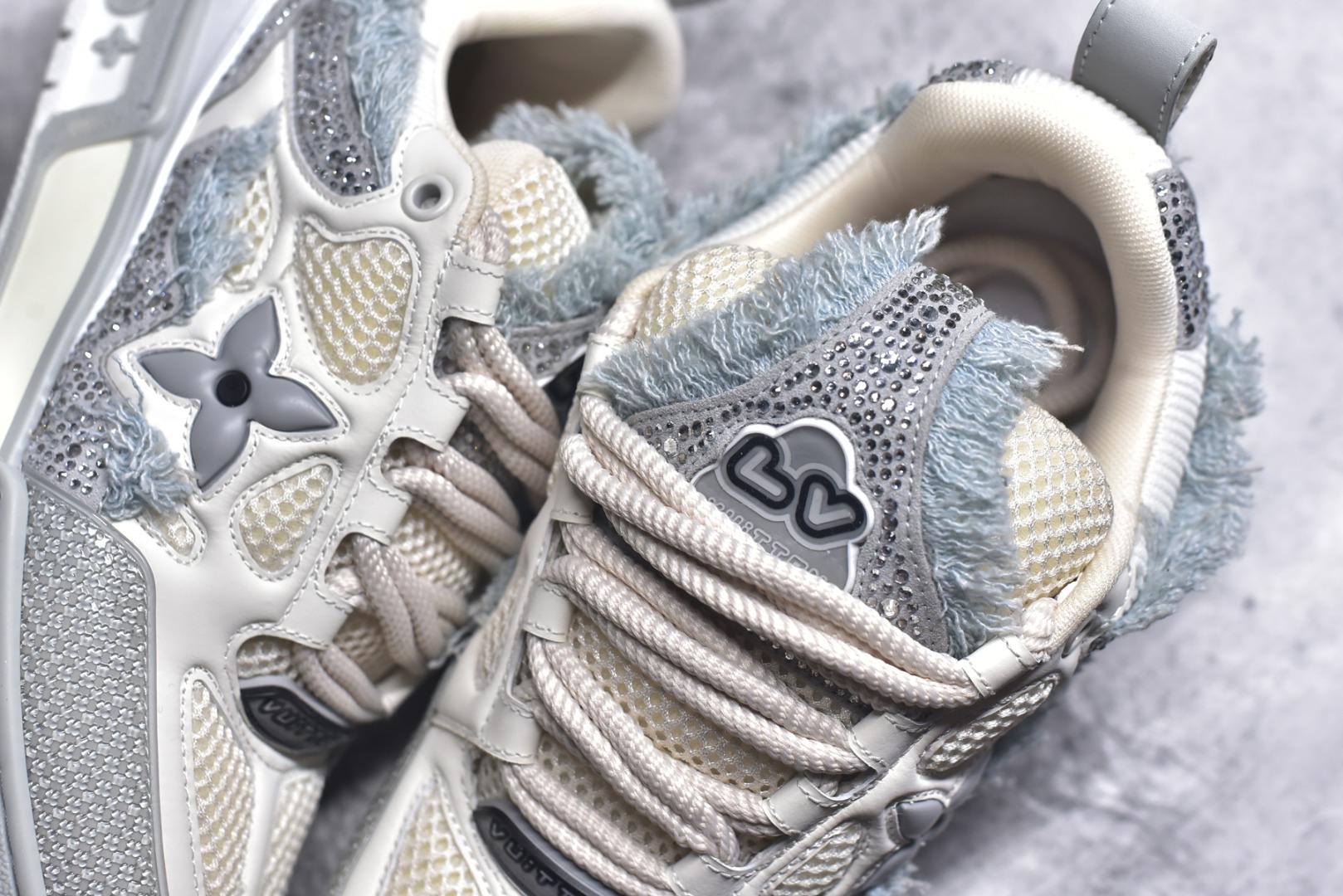 图片[9]-#“Sk8钻石” 驴家LV Trainer 原版完美楦型 大厂出产 品控胜过市面百分之98同价位版本 T独家底磨 开发费5w+ 质感媲美原版 密集度超高 区别于同行色泽质感 意大利进口头层一刀切小牛皮 皮料厚实度韧性高于市面原版垫脚聚米微料加透气英伦网布 都是按正品一比一打造开发 不偷半点料 不掺半点假 细节原版一致 可对比 全包套原版包装配件 目前市面一梯队级别 ⚠市场太杂请注意混卖版本 可区别材料 版型 质感 包装配件 一切肉眼可见的细节。尺码男鞋 39 40 41 42 43 44 45 46-选品中心