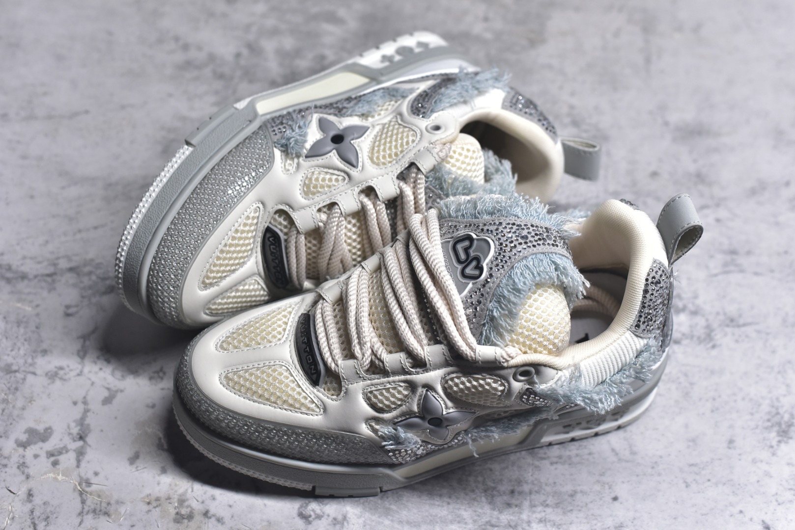 图片[7]-#“Sk8钻石” 驴家LV Trainer 原版完美楦型 大厂出产 品控胜过市面百分之98同价位版本 T独家底磨 开发费5w+ 质感媲美原版 密集度超高 区别于同行色泽质感 意大利进口头层一刀切小牛皮 皮料厚实度韧性高于市面原版垫脚聚米微料加透气英伦网布 都是按正品一比一打造开发 不偷半点料 不掺半点假 细节原版一致 可对比 全包套原版包装配件 目前市面一梯队级别 ⚠市场太杂请注意混卖版本 可区别材料 版型 质感 包装配件 一切肉眼可见的细节。尺码男鞋 39 40 41 42 43 44 45 46-选品中心