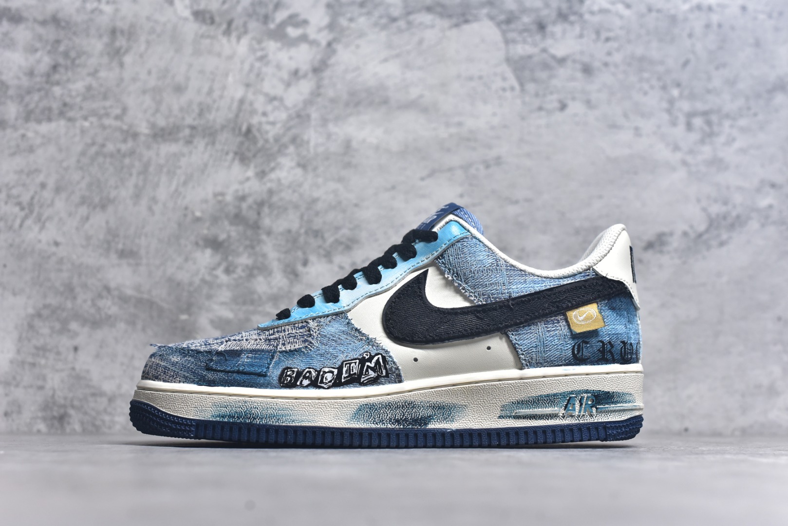 #Nike Air Force 1\’07 Low \”Danning Illusion\” 手绘涂鸦 丹宁幻彩 空军一号低帮休闲板鞋 FB0607-770 #从材质上看，丹宁面料的运用堪称一绝。丹宁，这种带着浓厚美式工装风格与街头气息的布料，坚韧且富有质感，它的每一处纹理都仿佛诉说着岁月的故事。色彩运用更是“丹宁幻彩”的一大亮点。以丹宁蓝为主色调，深浅不一的蓝色层次分明，宛如渐变的海洋，充满了神秘与深邃感 尺码：36 36.5 37.5 38 38.5 39 40 40.5 41 42 42.5 43 44 44.5 45 9.D4-选品中心