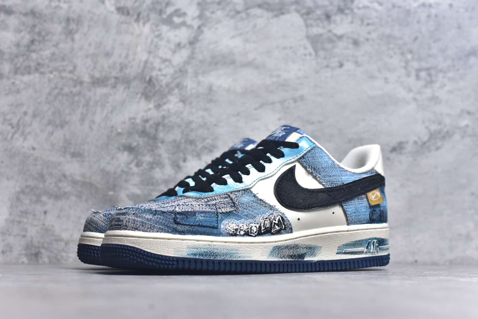 图片[2]-#Nike Air Force 1\’07 Low \”Danning Illusion\” 手绘涂鸦 丹宁幻彩 空军一号低帮休闲板鞋 FB0607-770 #从材质上看，丹宁面料的运用堪称一绝。丹宁，这种带着浓厚美式工装风格与街头气息的布料，坚韧且富有质感，它的每一处纹理都仿佛诉说着岁月的故事。色彩运用更是“丹宁幻彩”的一大亮点。以丹宁蓝为主色调，深浅不一的蓝色层次分明，宛如渐变的海洋，充满了神秘与深邃感 尺码：36 36.5 37.5 38 38.5 39 40 40.5 41 42 42.5 43 44 44.5 45 9.D4-选品中心