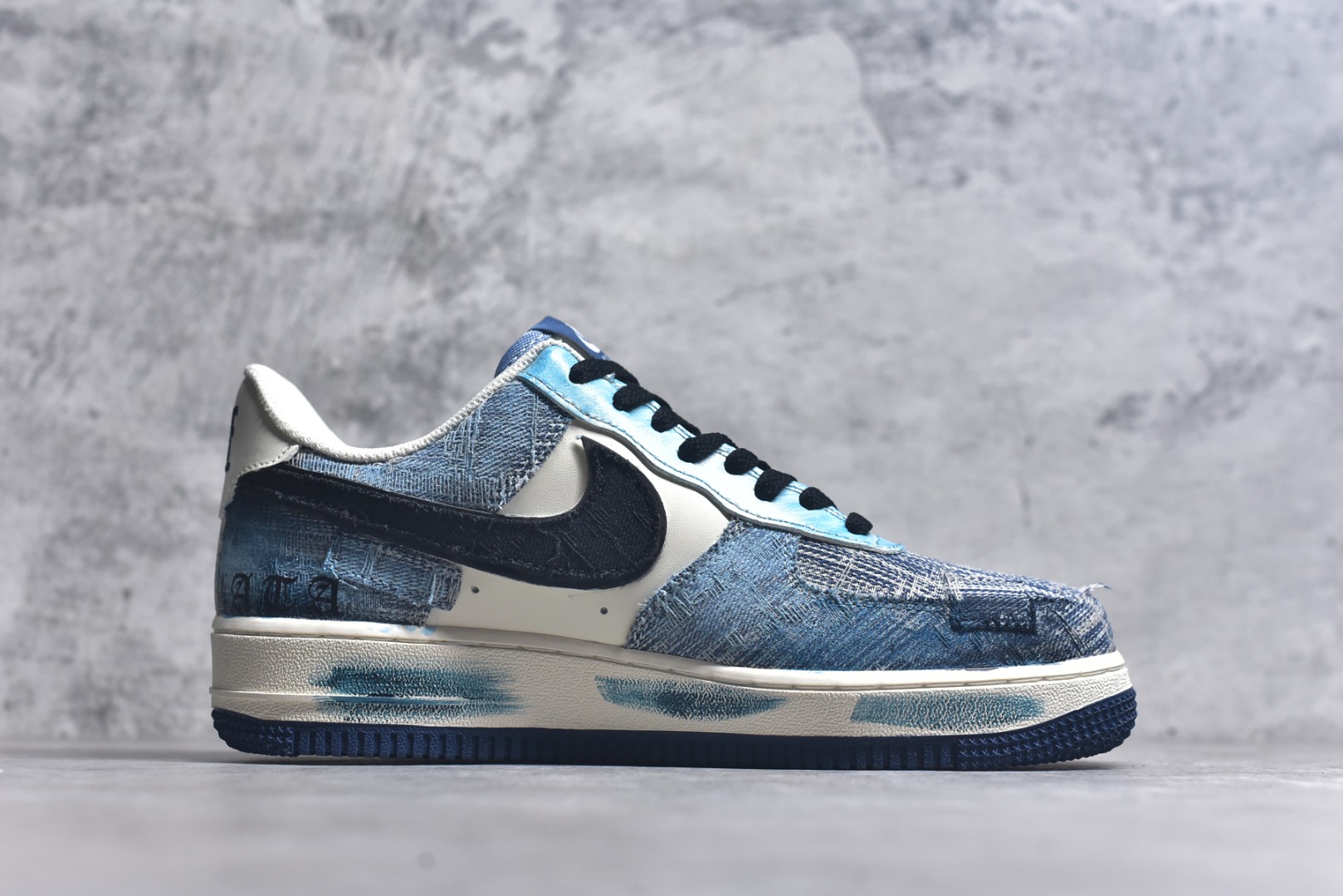 图片[3]-#Nike Air Force 1\’07 Low \”Danning Illusion\” 手绘涂鸦 丹宁幻彩 空军一号低帮休闲板鞋 FB0607-770 #从材质上看，丹宁面料的运用堪称一绝。丹宁，这种带着浓厚美式工装风格与街头气息的布料，坚韧且富有质感，它的每一处纹理都仿佛诉说着岁月的故事。色彩运用更是“丹宁幻彩”的一大亮点。以丹宁蓝为主色调，深浅不一的蓝色层次分明，宛如渐变的海洋，充满了神秘与深邃感 尺码：36 36.5 37.5 38 38.5 39 40 40.5 41 42 42.5 43 44 44.5 45 9.D4-选品中心