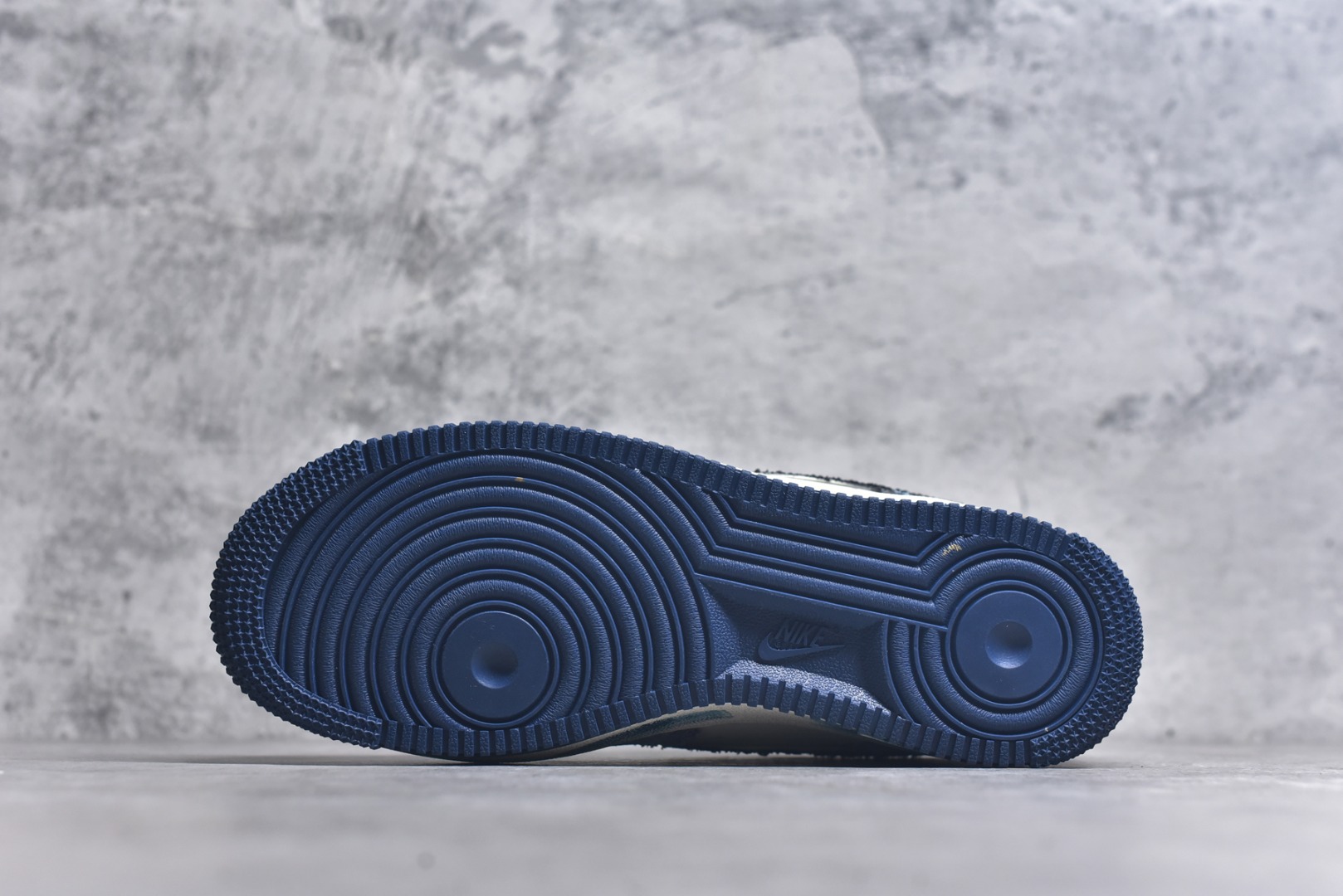 图片[6]-#Nike Air Force 1\’07 Low \”Danning Illusion\” 手绘涂鸦 丹宁幻彩 空军一号低帮休闲板鞋 FB0607-770 #从材质上看，丹宁面料的运用堪称一绝。丹宁，这种带着浓厚美式工装风格与街头气息的布料，坚韧且富有质感，它的每一处纹理都仿佛诉说着岁月的故事。色彩运用更是“丹宁幻彩”的一大亮点。以丹宁蓝为主色调，深浅不一的蓝色层次分明，宛如渐变的海洋，充满了神秘与深邃感 尺码：36 36.5 37.5 38 38.5 39 40 40.5 41 42 42.5 43 44 44.5 45 9.D4-选品中心