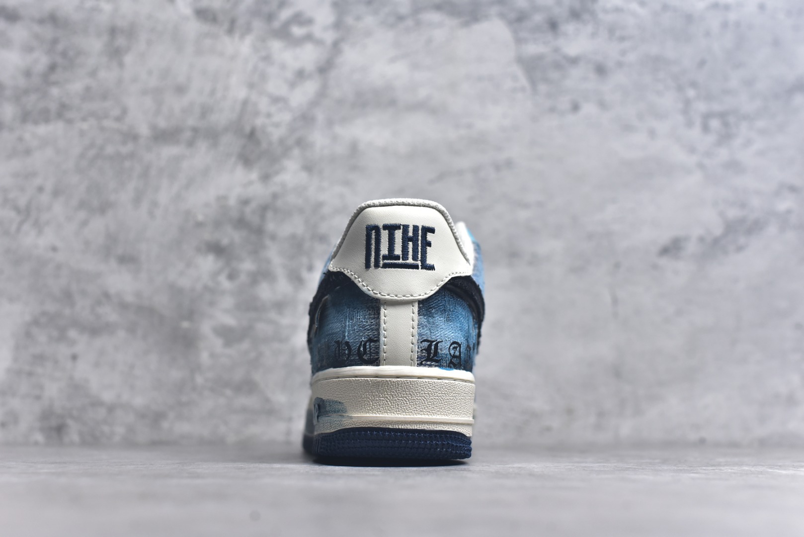 图片[5]-#Nike Air Force 1\’07 Low \”Danning Illusion\” 手绘涂鸦 丹宁幻彩 空军一号低帮休闲板鞋 FB0607-770 #从材质上看，丹宁面料的运用堪称一绝。丹宁，这种带着浓厚美式工装风格与街头气息的布料，坚韧且富有质感，它的每一处纹理都仿佛诉说着岁月的故事。色彩运用更是“丹宁幻彩”的一大亮点。以丹宁蓝为主色调，深浅不一的蓝色层次分明，宛如渐变的海洋，充满了神秘与深邃感 尺码：36 36.5 37.5 38 38.5 39 40 40.5 41 42 42.5 43 44 44.5 45 9.D4-选品中心
