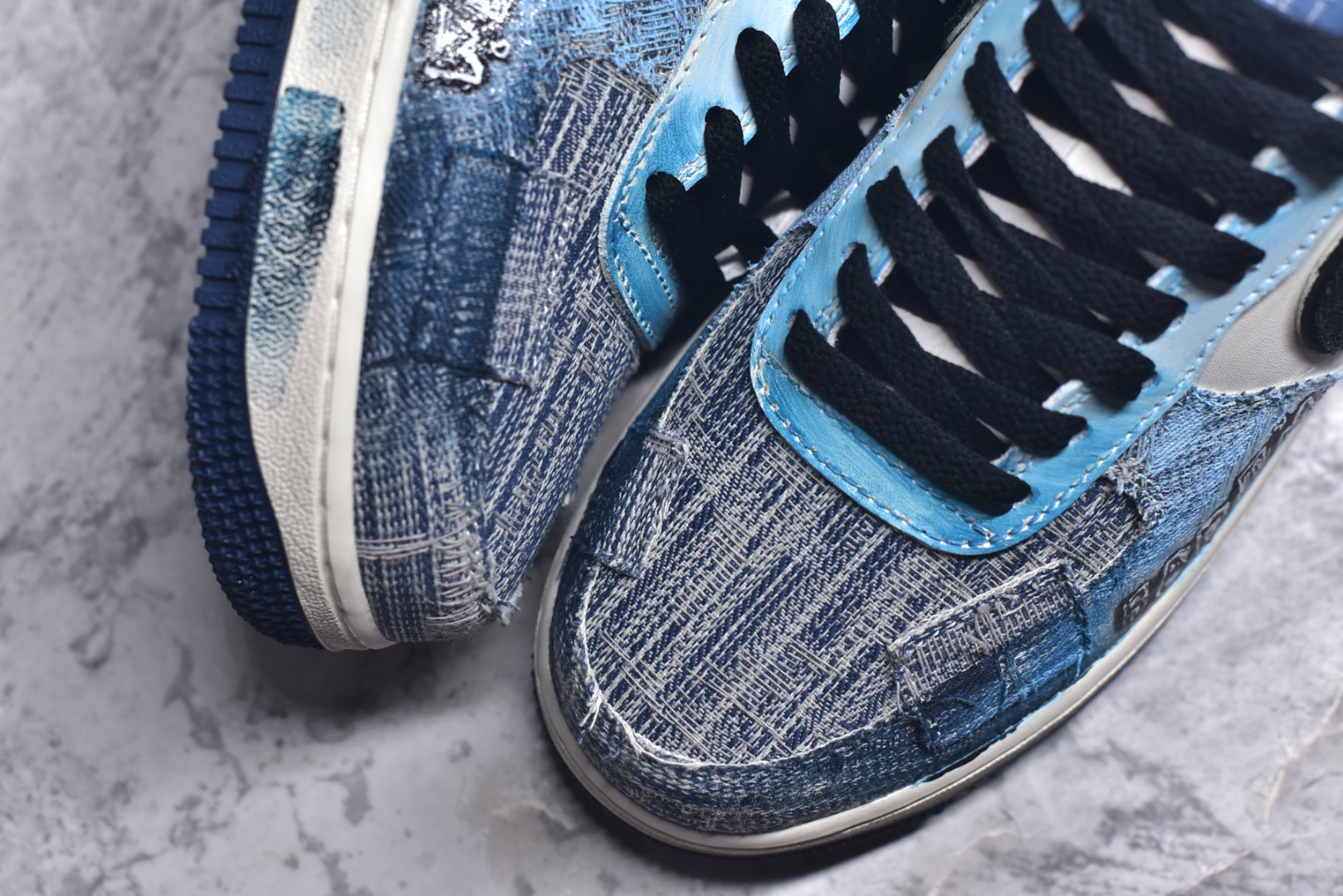 图片[8]-#Nike Air Force 1\’07 Low \”Danning Illusion\” 手绘涂鸦 丹宁幻彩 空军一号低帮休闲板鞋 FB0607-770 #从材质上看，丹宁面料的运用堪称一绝。丹宁，这种带着浓厚美式工装风格与街头气息的布料，坚韧且富有质感，它的每一处纹理都仿佛诉说着岁月的故事。色彩运用更是“丹宁幻彩”的一大亮点。以丹宁蓝为主色调，深浅不一的蓝色层次分明，宛如渐变的海洋，充满了神秘与深邃感 尺码：36 36.5 37.5 38 38.5 39 40 40.5 41 42 42.5 43 44 44.5 45 9.D4-选品中心