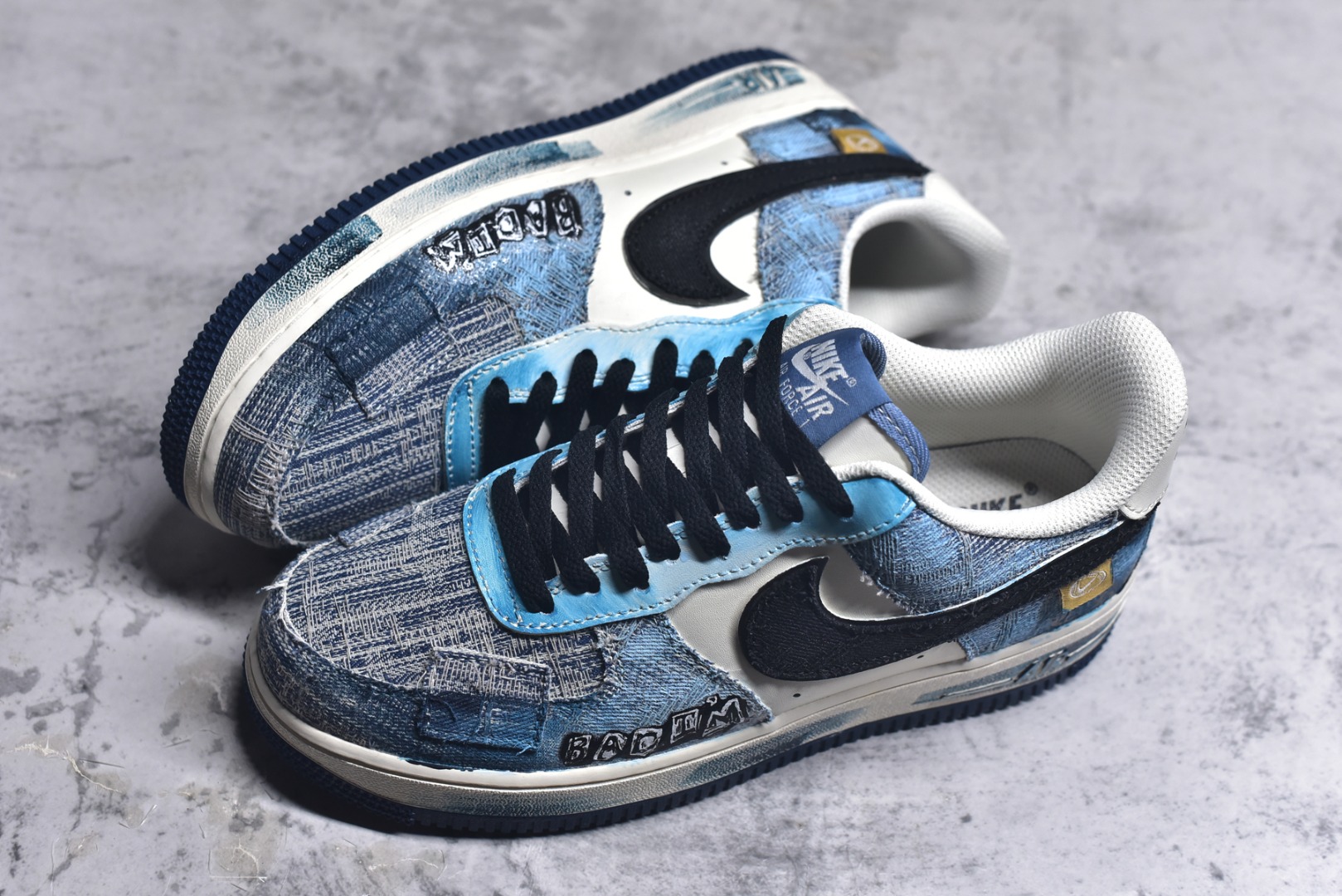 图片[7]-#Nike Air Force 1\’07 Low \”Danning Illusion\” 手绘涂鸦 丹宁幻彩 空军一号低帮休闲板鞋 FB0607-770 #从材质上看，丹宁面料的运用堪称一绝。丹宁，这种带着浓厚美式工装风格与街头气息的布料，坚韧且富有质感，它的每一处纹理都仿佛诉说着岁月的故事。色彩运用更是“丹宁幻彩”的一大亮点。以丹宁蓝为主色调，深浅不一的蓝色层次分明，宛如渐变的海洋，充满了神秘与深邃感 尺码：36 36.5 37.5 38 38.5 39 40 40.5 41 42 42.5 43 44 44.5 45 9.D4-选品中心