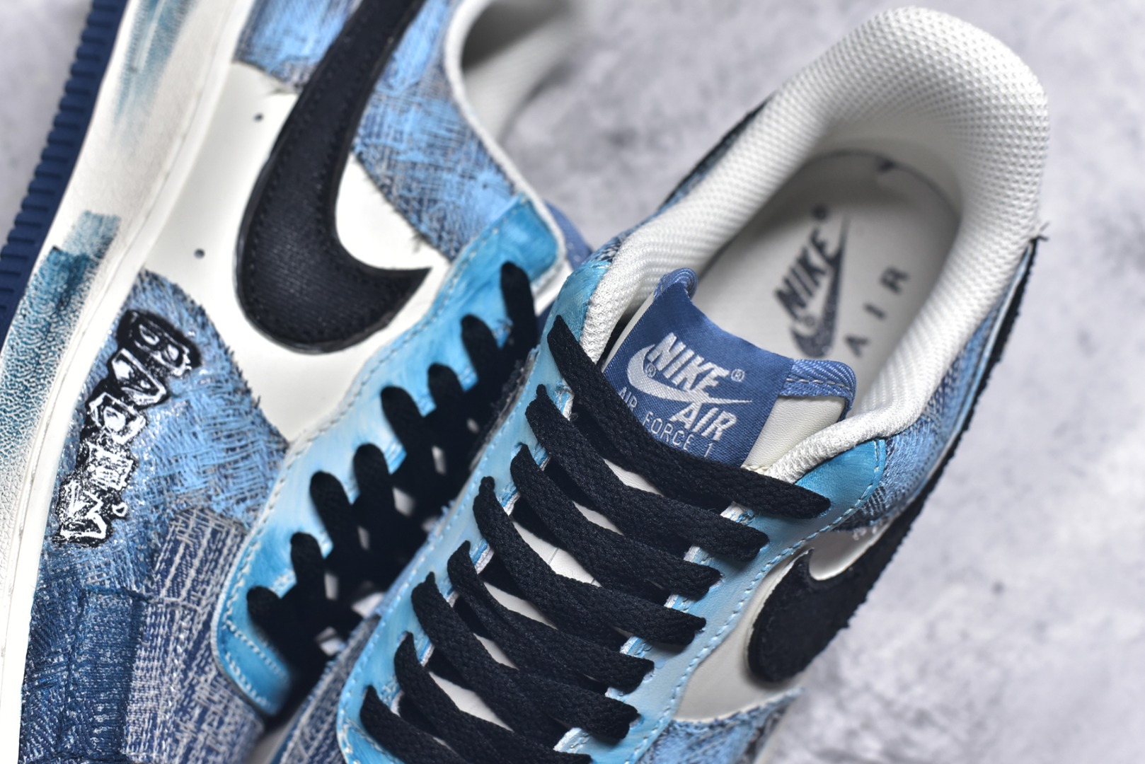 图片[9]-#Nike Air Force 1\’07 Low \”Danning Illusion\” 手绘涂鸦 丹宁幻彩 空军一号低帮休闲板鞋 FB0607-770 #从材质上看，丹宁面料的运用堪称一绝。丹宁，这种带着浓厚美式工装风格与街头气息的布料，坚韧且富有质感，它的每一处纹理都仿佛诉说着岁月的故事。色彩运用更是“丹宁幻彩”的一大亮点。以丹宁蓝为主色调，深浅不一的蓝色层次分明，宛如渐变的海洋，充满了神秘与深邃感 尺码：36 36.5 37.5 38 38.5 39 40 40.5 41 42 42.5 43 44 44.5 45 9.D4-选品中心