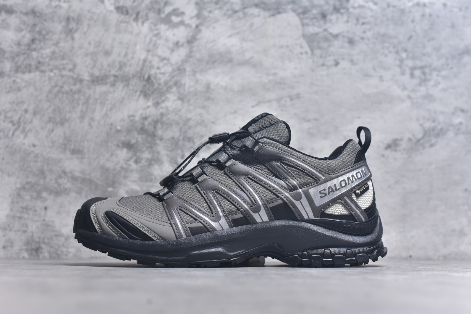 #SALOMON XA Pro 3D 灰黑色 475875 萨洛蒙潮流越野机能户外功能鞋 纯原外贸平台特供订单 耗时半年巨作 全套原纸板楦头开发 原厂特供网布配套加持 确保原汁原味 完美呈现版型 原档数据独家私模五层组合大底 男女鞋同步官方开发 原装Ortholite轻量化鞋垫 中底布带钢印编号 原厂TPU锁扣 进口港宝加持 后跟自然饱满 还原公司包裹性 鞋面采用SENSIFT贴合技术 全方位贴合包裹脚型 鞋跟部鞋底牵引设计 提供强大的抓地性能 更适应野外崎岖不平的道路 其3D ADVANCED CHASSIS底盘 材料轻量大化 钉齿设计更具稳定性 防护性 鞋底易磨损区运用CONTAGRIP高耐磨材料 应对城市硬质路面长距离跑考验 尺码：36-46-选品中心
