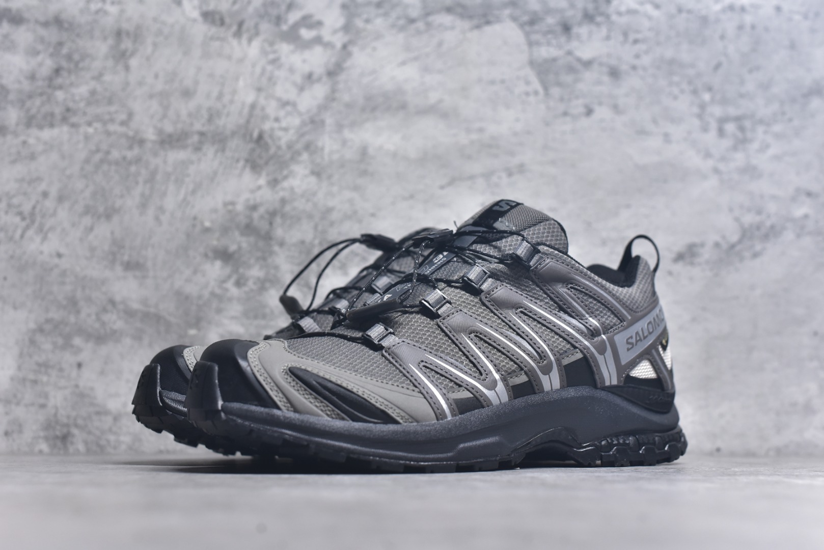 图片[2]-#SALOMON XA Pro 3D 灰黑色 475875 萨洛蒙潮流越野机能户外功能鞋 纯原外贸平台特供订单 耗时半年巨作 全套原纸板楦头开发 原厂特供网布配套加持 确保原汁原味 完美呈现版型 原档数据独家私模五层组合大底 男女鞋同步官方开发 原装Ortholite轻量化鞋垫 中底布带钢印编号 原厂TPU锁扣 进口港宝加持 后跟自然饱满 还原公司包裹性 鞋面采用SENSIFT贴合技术 全方位贴合包裹脚型 鞋跟部鞋底牵引设计 提供强大的抓地性能 更适应野外崎岖不平的道路 其3D ADVANCED CHASSIS底盘 材料轻量大化 钉齿设计更具稳定性 防护性 鞋底易磨损区运用CONTAGRIP高耐磨材料 应对城市硬质路面长距离跑考验 尺码：36-46-选品中心